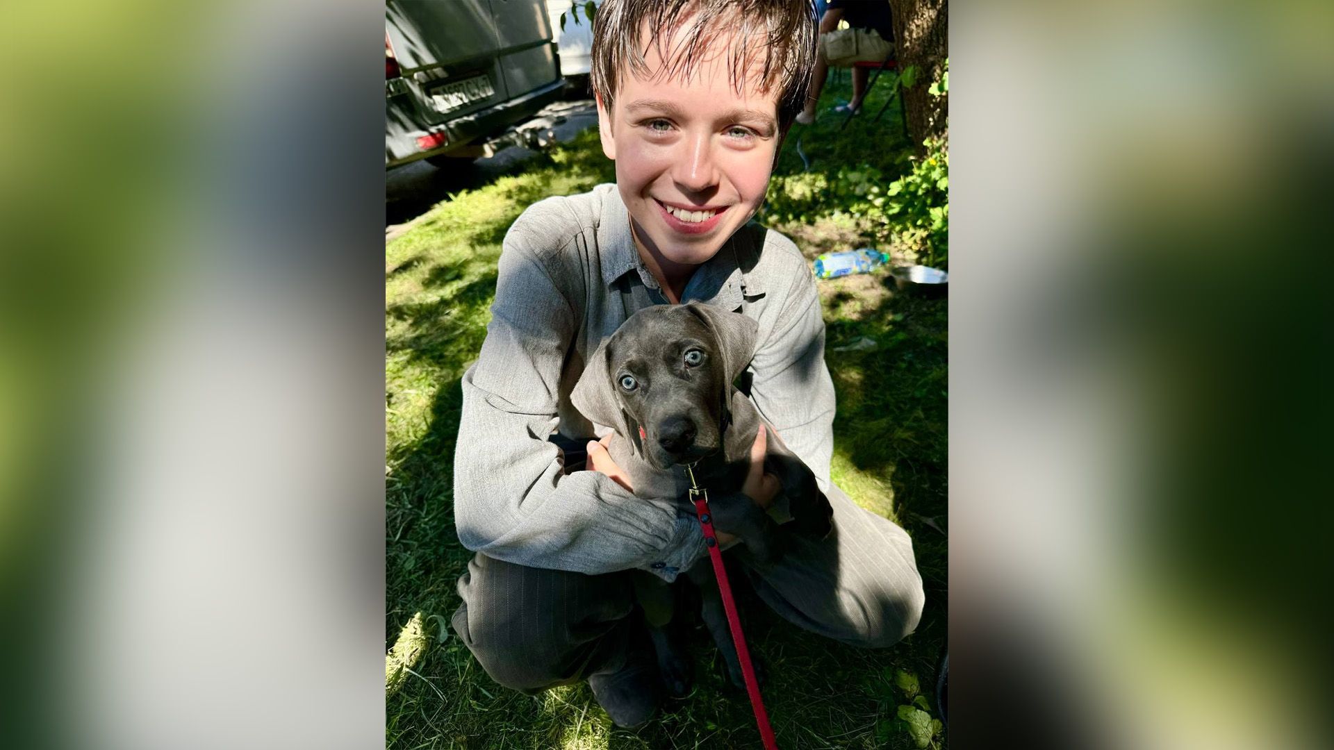 Марк-Малик Мурашкин обнимает серого пса