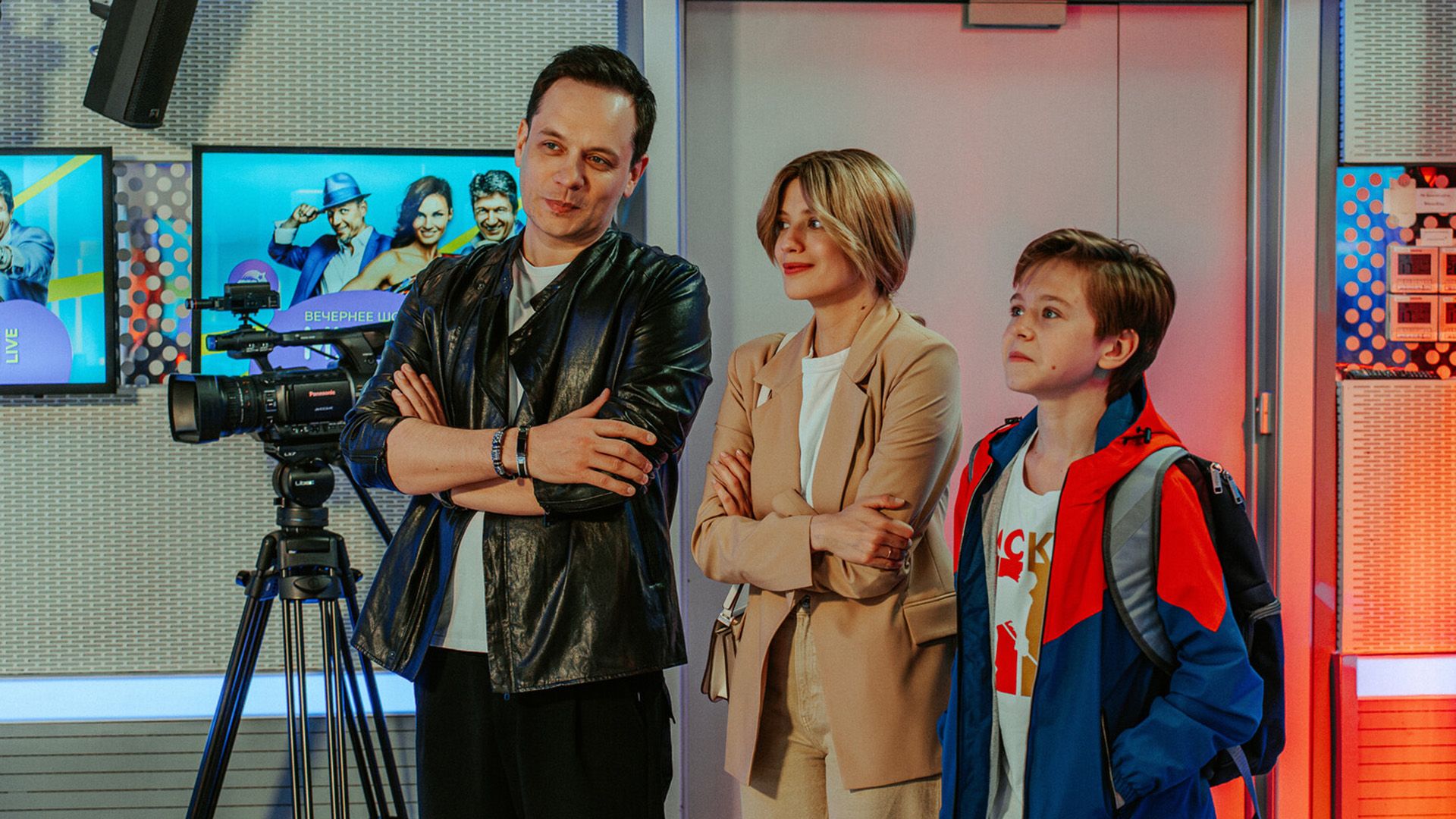 Марк-Малик Мурашкин в сине-красной куртке стоит рядом с Анной Чиповской и Александром Асташенком