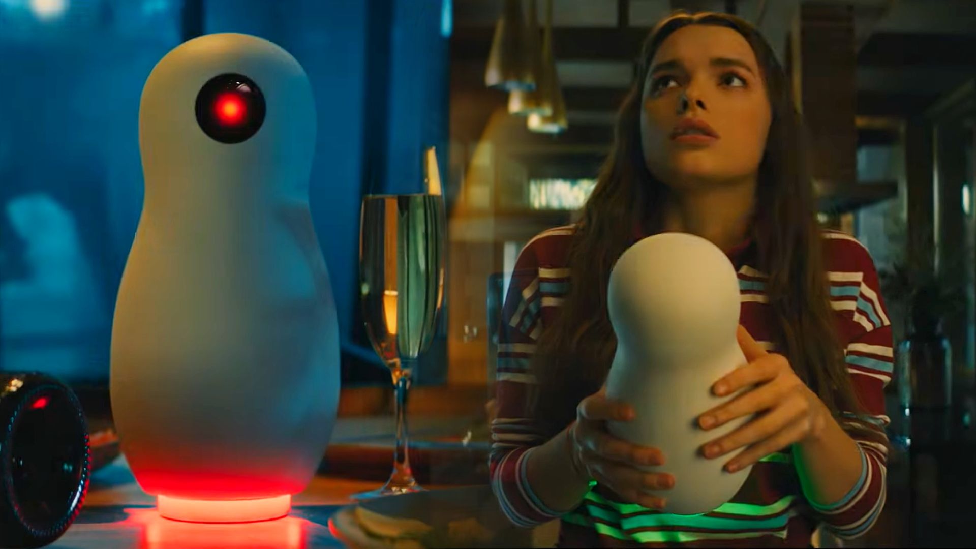 "Что-то новое в российском кино": каким получился триллер про умную колонку-убийцу — "Голосовой помощник"