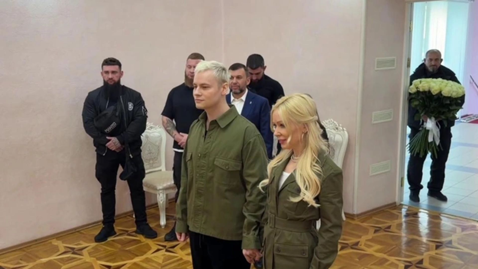 Ярослав Дронов и Екатерина Мизулина в милитари-куртках стоят в загсе