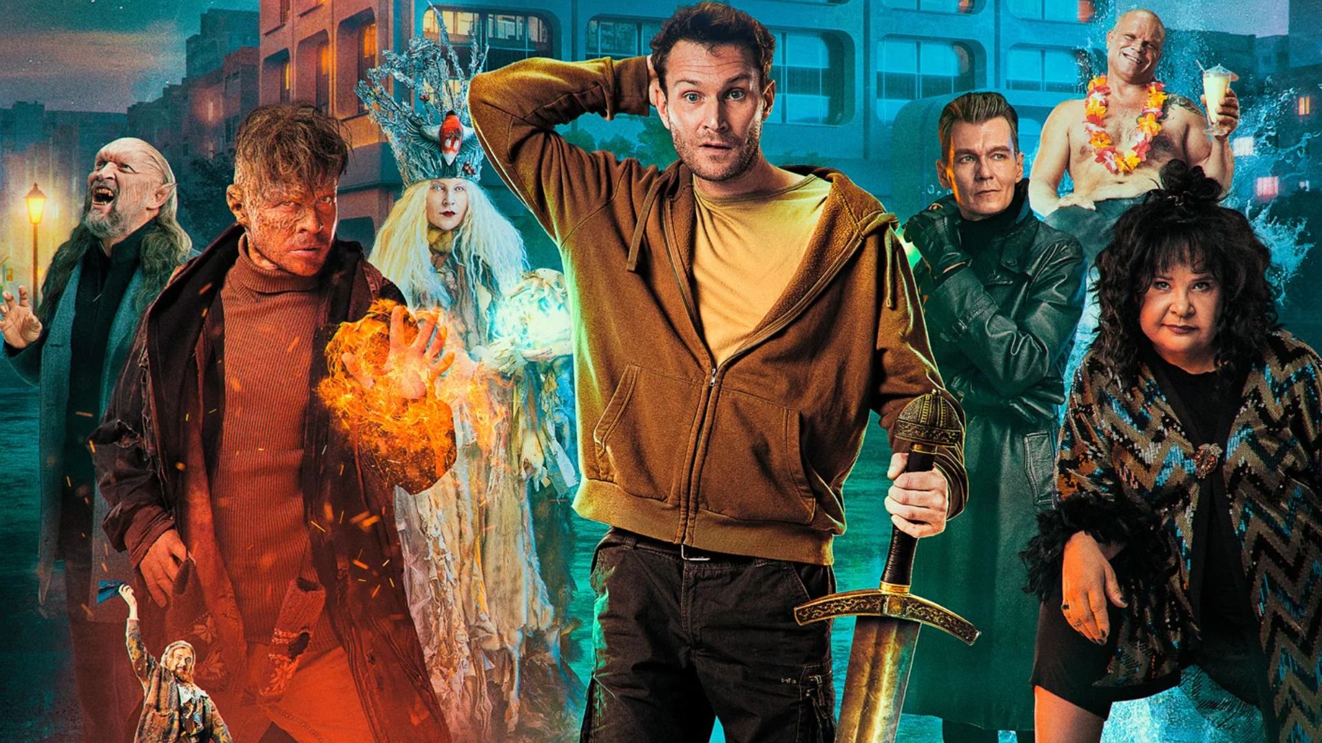 Группа людей в разноцветных костюмах стоят на фоне дома