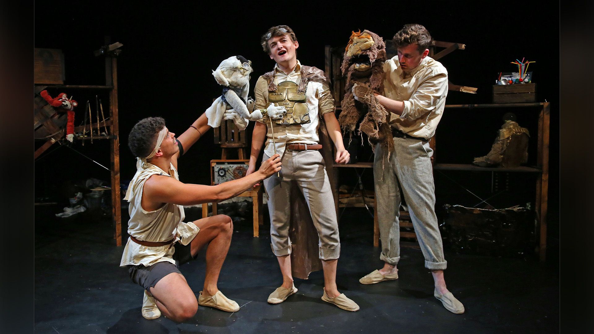 Джек Глисон и двое молодых мужчин с плюшевыми игрушками в руках, все в светлой одежде