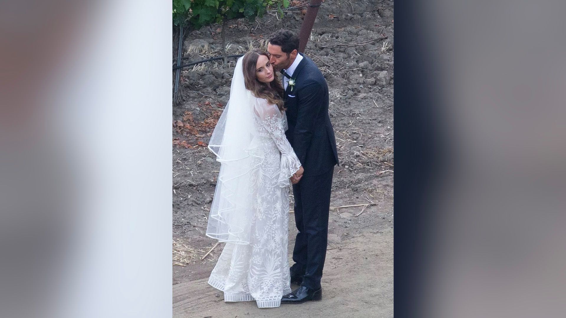 Том Эллис обнимает Меган Оппенгеймер в свадебном платье