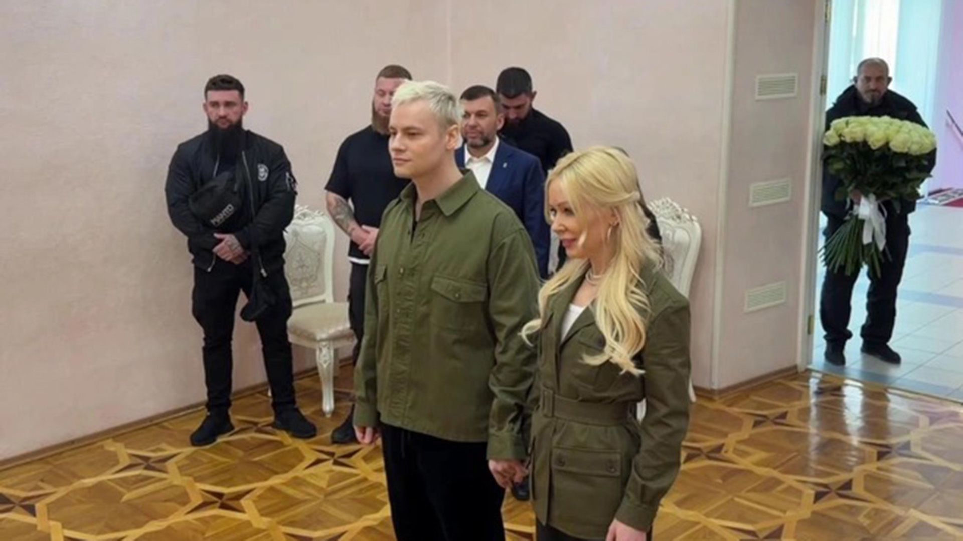 Ярослав Дронов и Екатерина Мизулина стоят в ЗАГСе