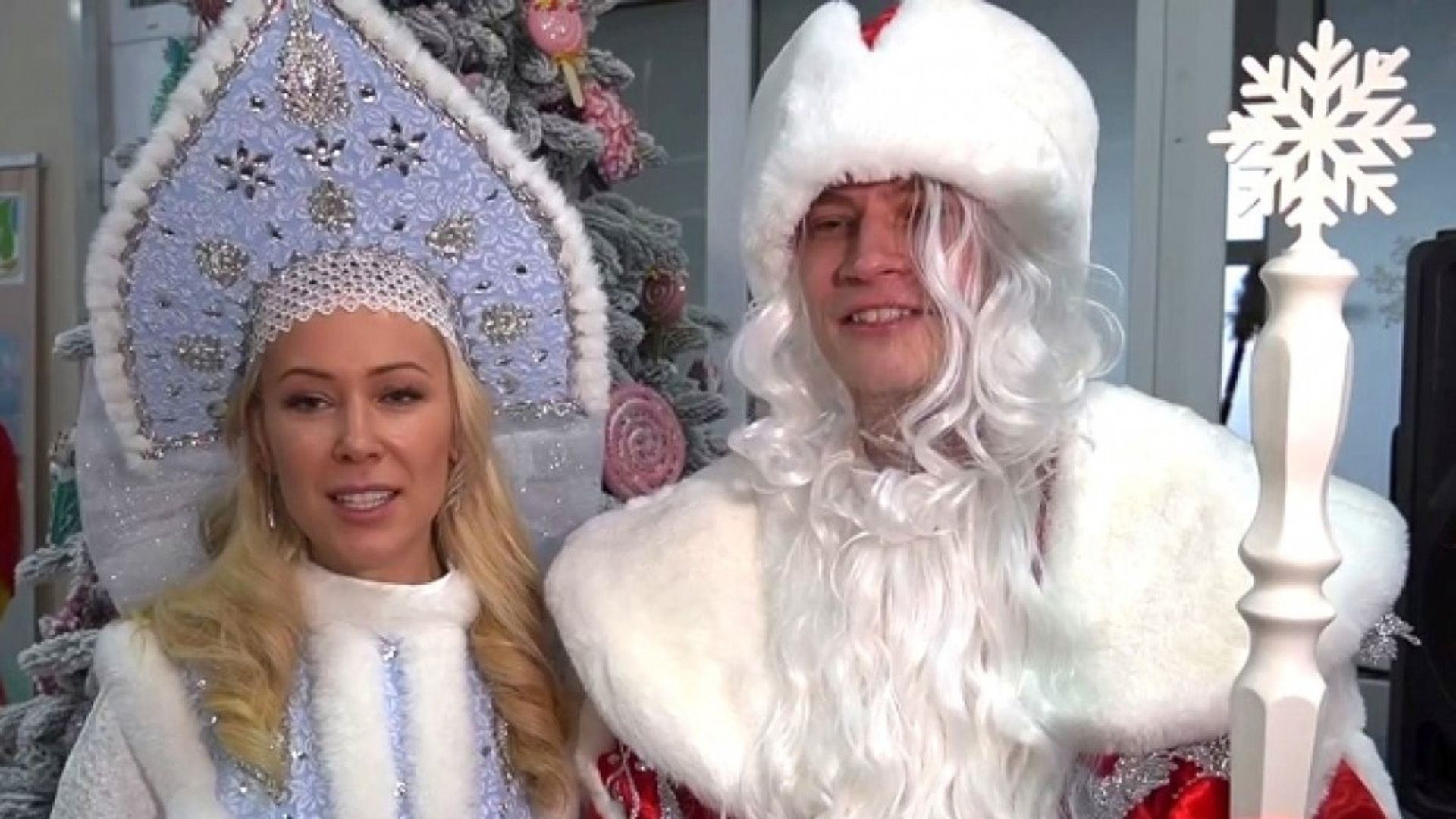 Ярослав Дронов и Екатерина Мизулина в образе Деда Мороза и Снегурочки