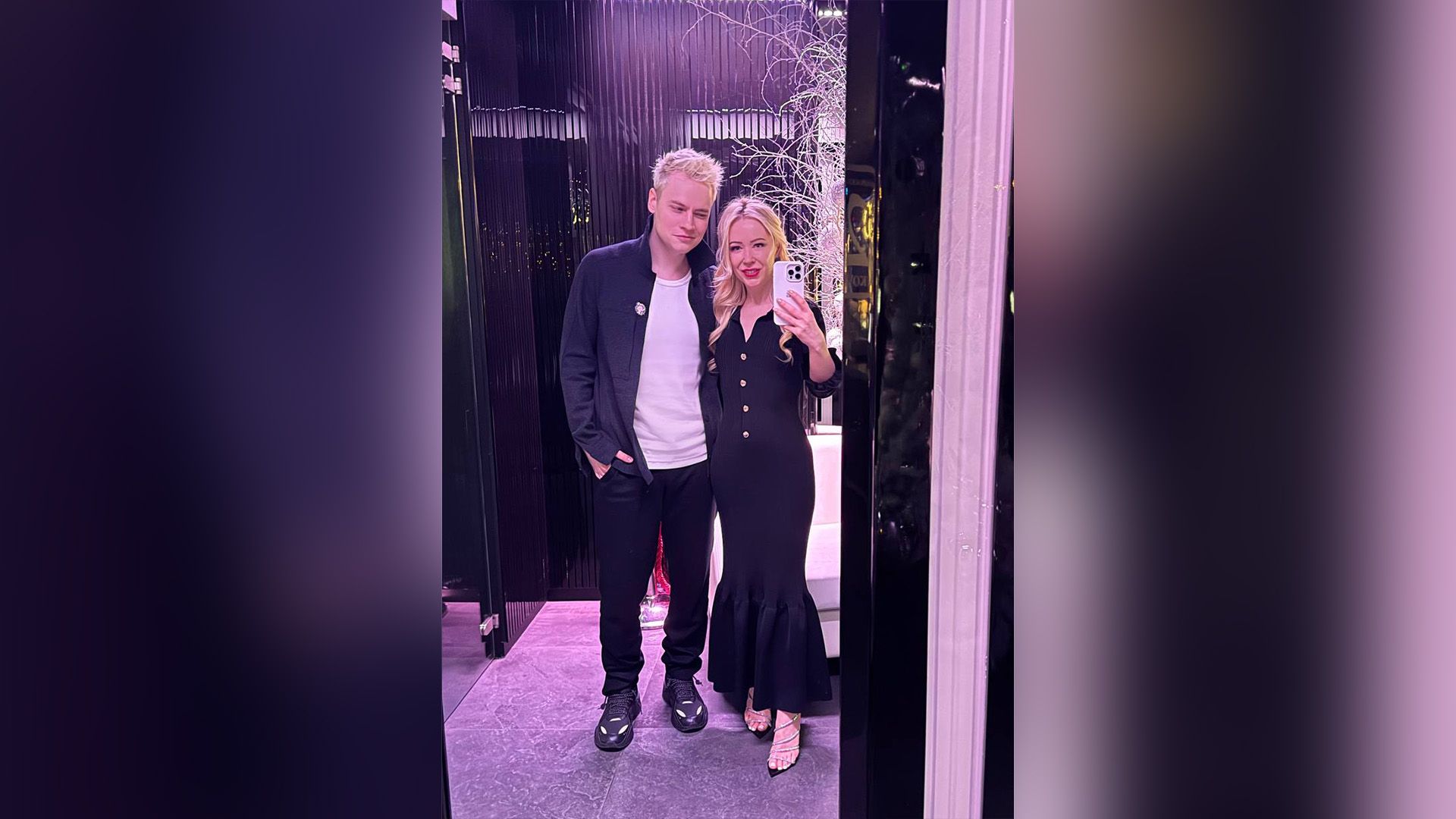 Ярослав Дронов и Екатерина Мизулина делают селфи в зеркало