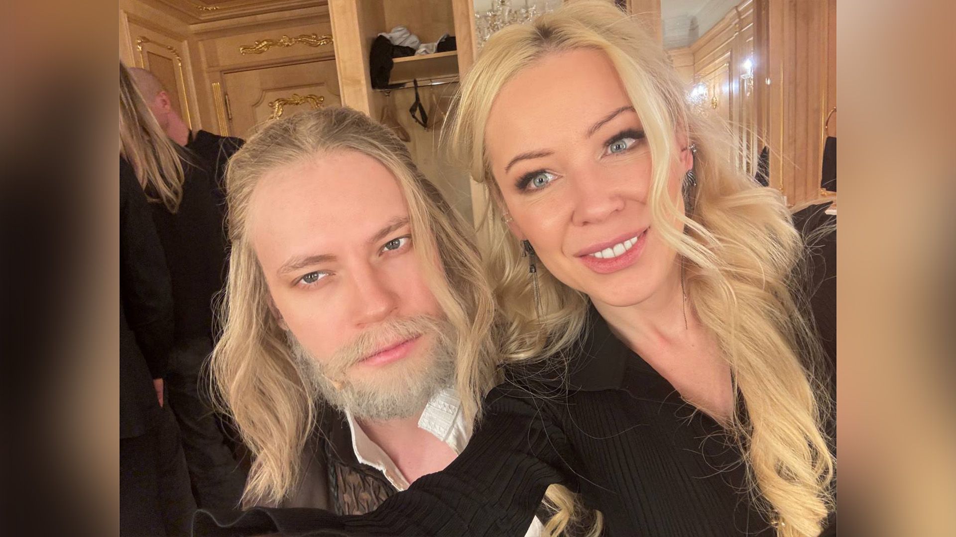 Ярослав Дронов в гриме князя Владимира, рядом Екатерина Мизулина с широкой улыбкой