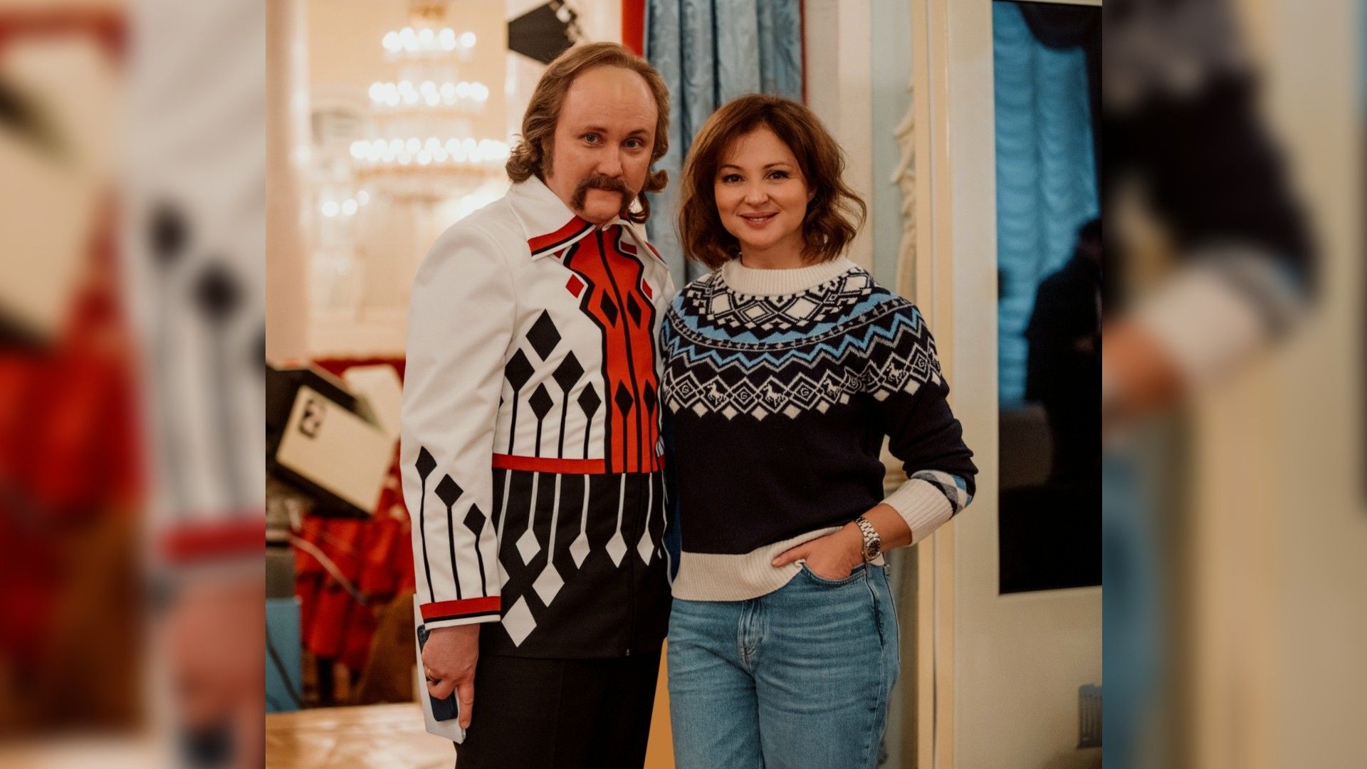 Анна Банщикова и Артём Волобуев в одежде эпохи позднего ссср позируют вместе