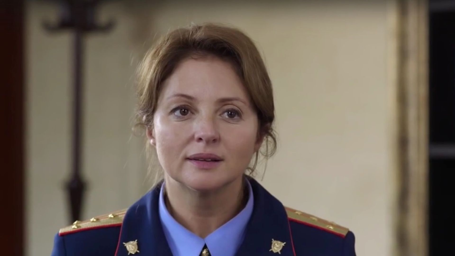 Анна Банщикова в полицейской форме смотрит в камеру