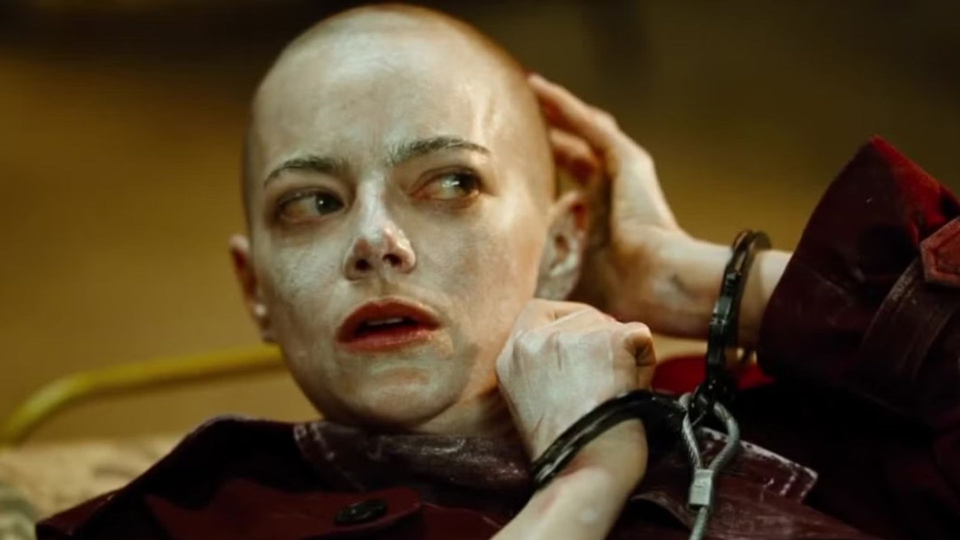 Лысая Эмма Стоун, её руки закованы в наручники