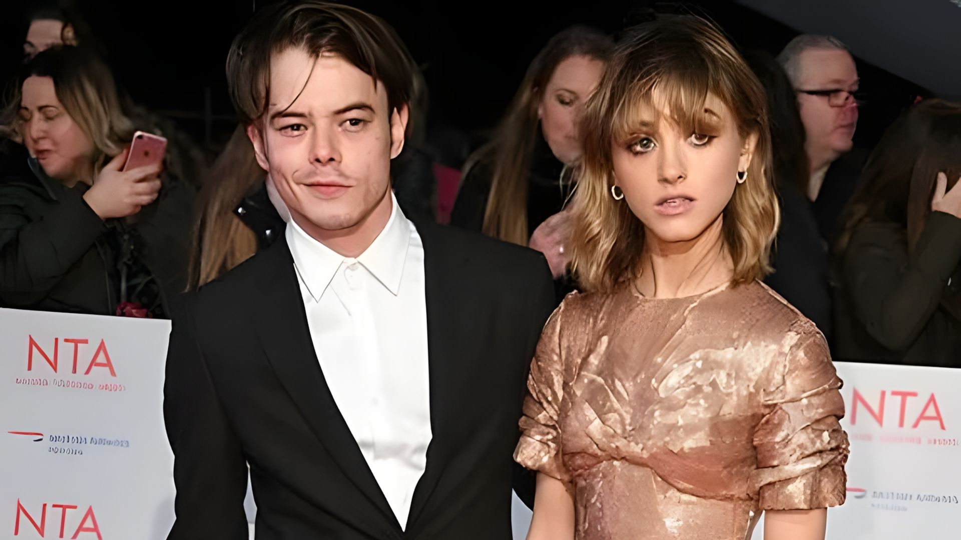 Наталия Дайер и Чарли Хитон позируют перед камерами на красной дорожке