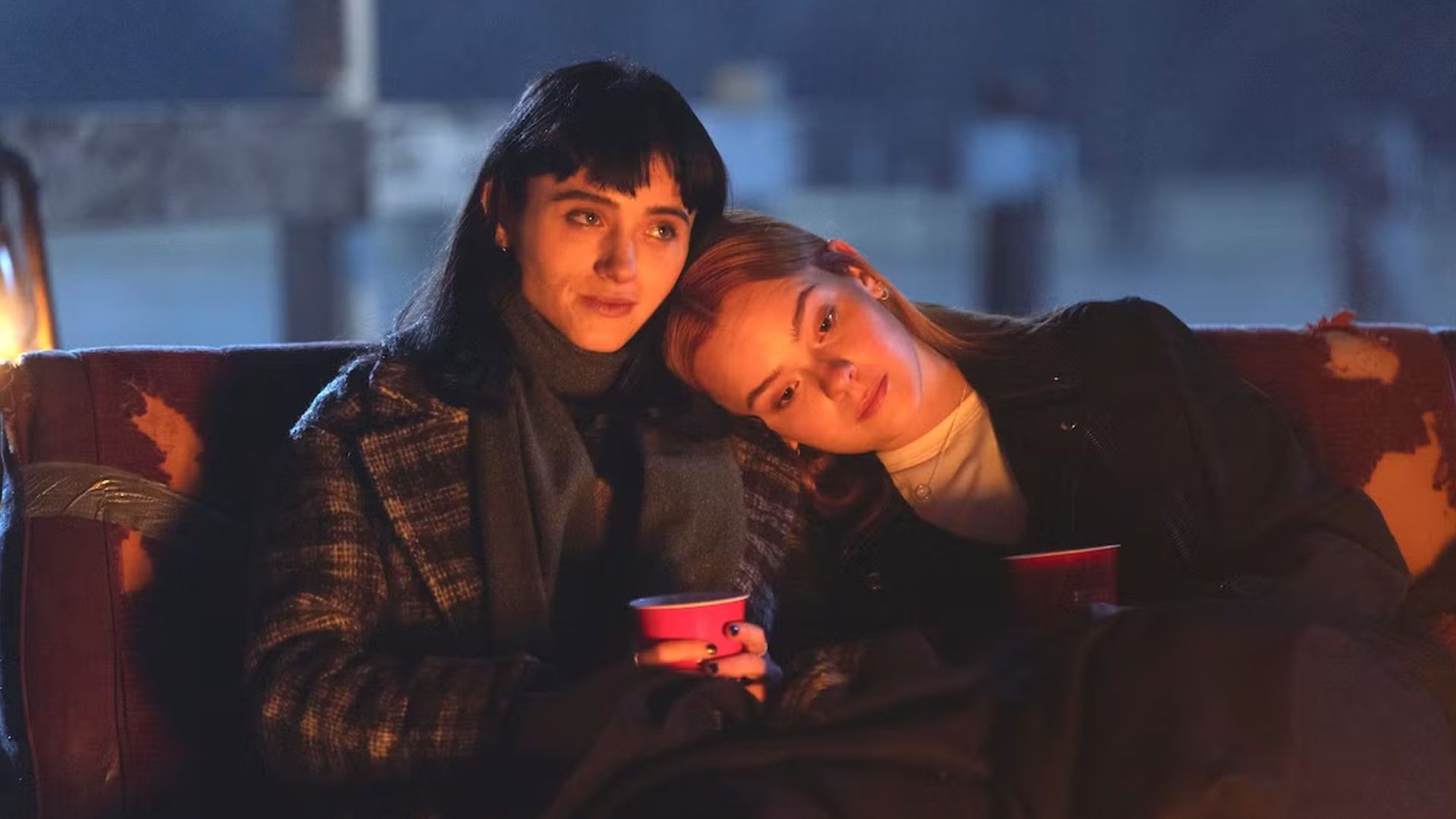 Наталия Дайер и Лорел Марсден сидят на диване в обнимку