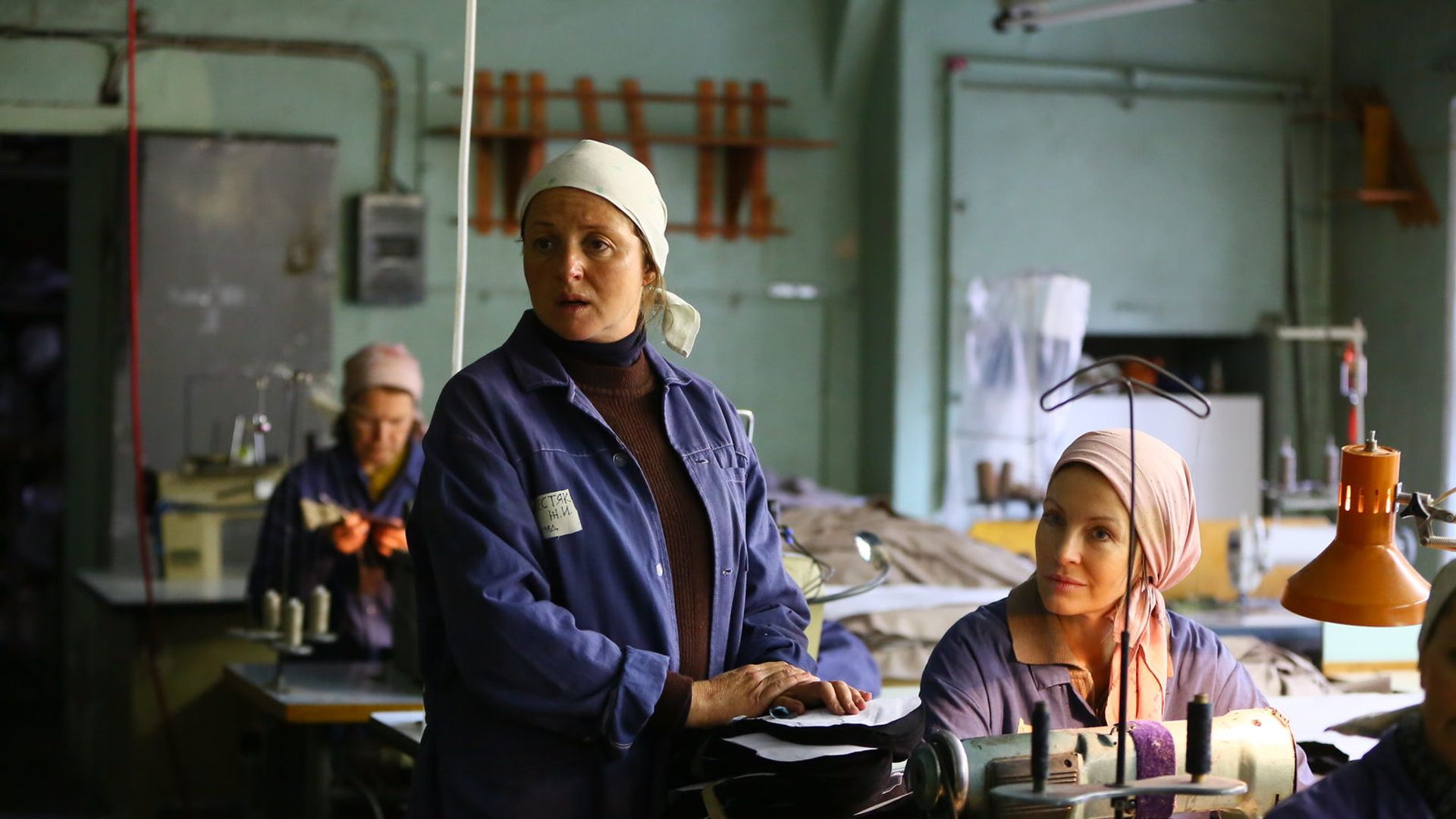 Две женщины в швейной мастерской исправительной колонии, кадр из сериала
