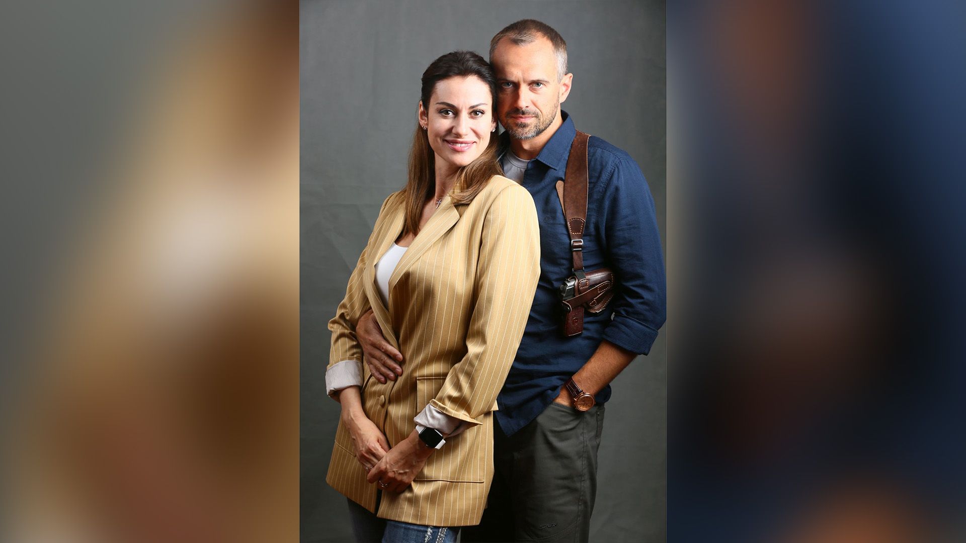 Алексей Комашко обнимает за талию улыбающуюся Анну Ковальчук