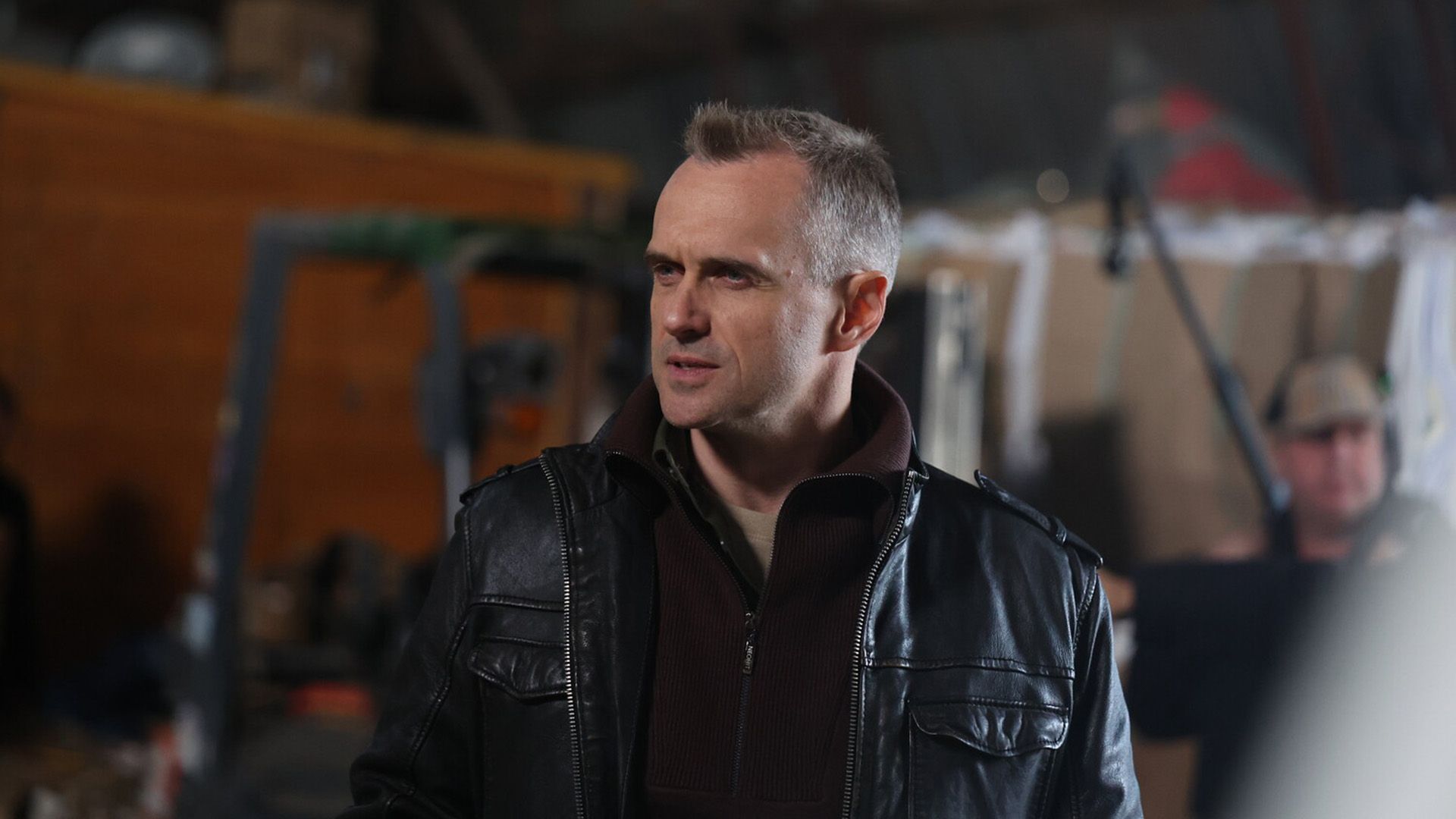 Алексей Комашко в черной кожаной куртке