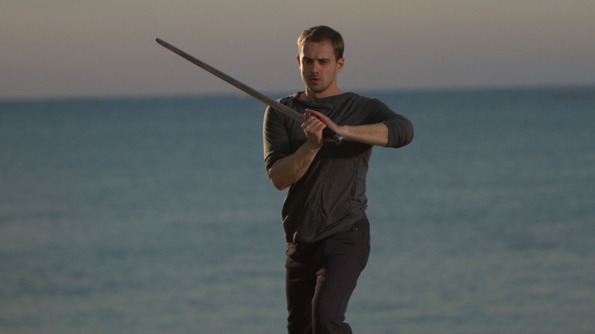 Алексей Комашко занимается фехтованием с мечом на пляже