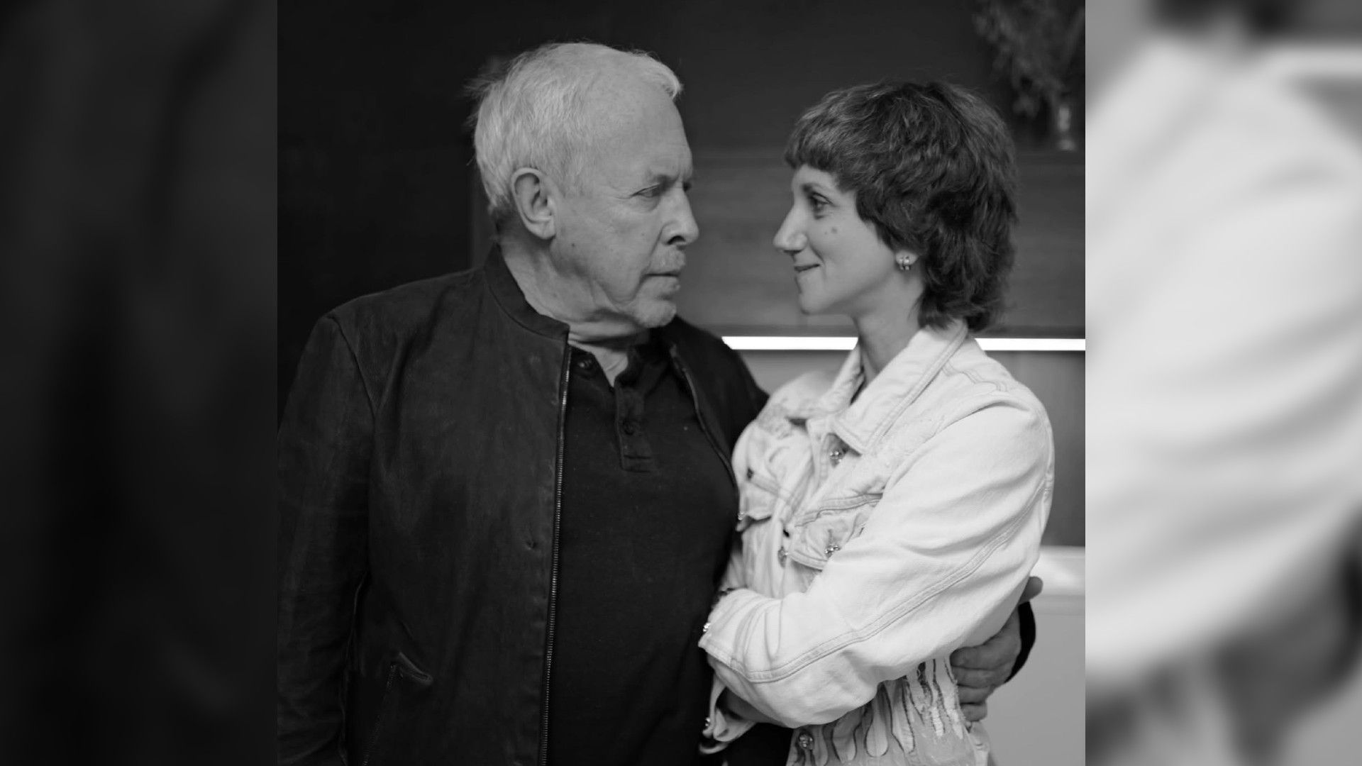 Андрей Макаревич и Эйнат Кляйн смотрят друг на друга с любовью, черно-белое фото