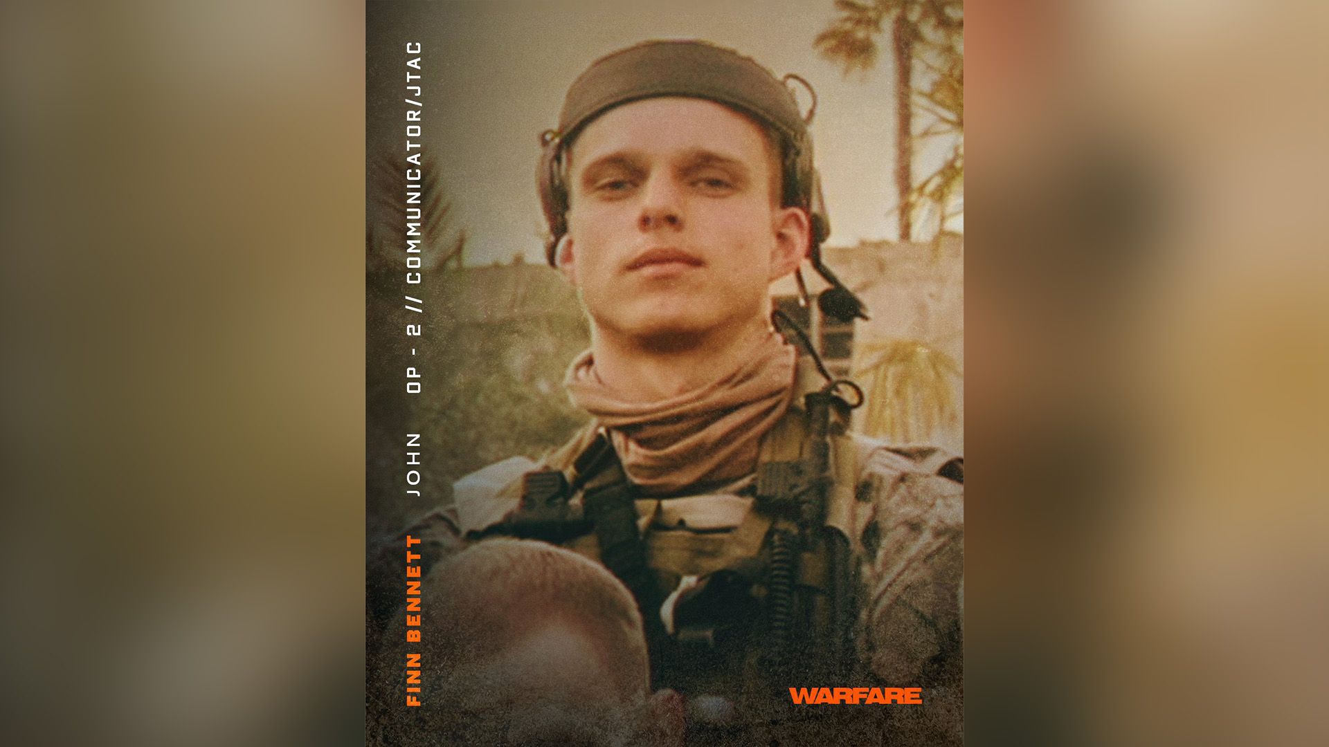 Финн Беннетт в фоенной форме крупным планом