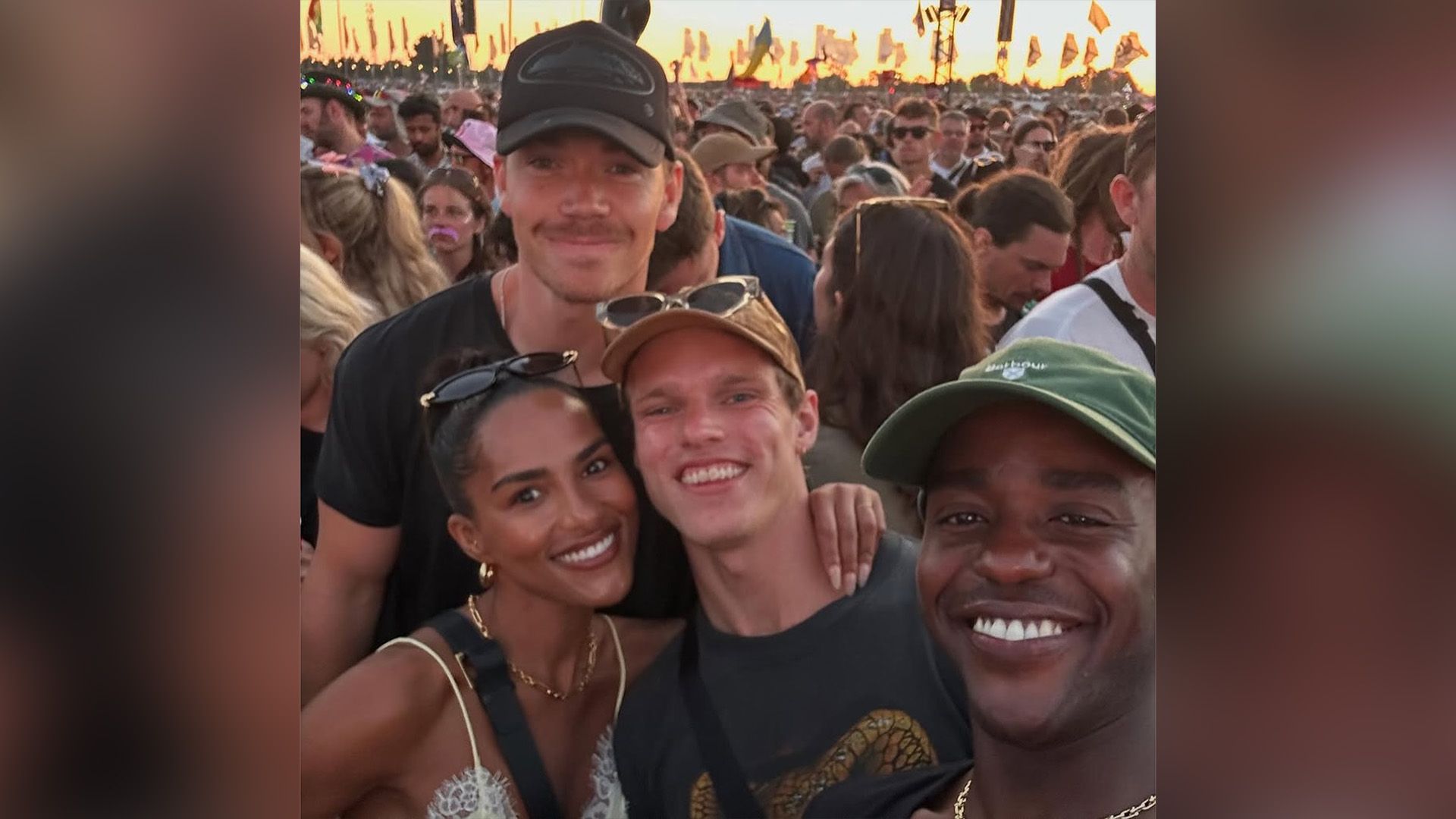 Финн Беннетт с друзьями в толпе зрителей на музыкальном фестивале