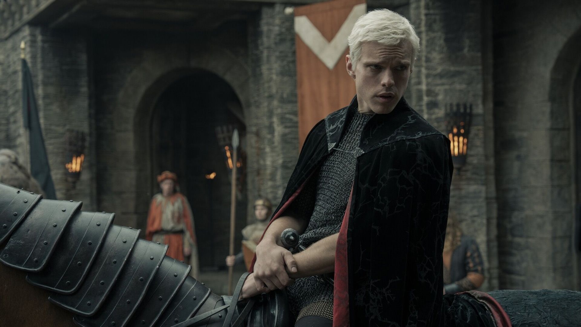 Финн Беннетт с белыми волосами и в чёрном плаще верхом на лошади