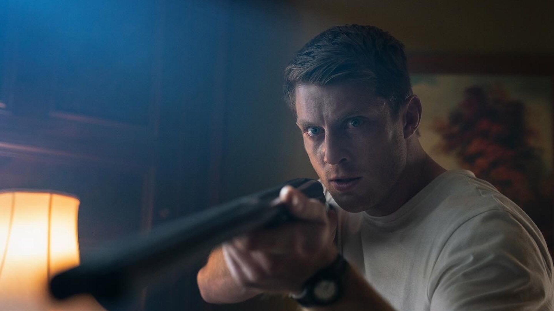 Питер Клэффи в белой футболке целится из ружья