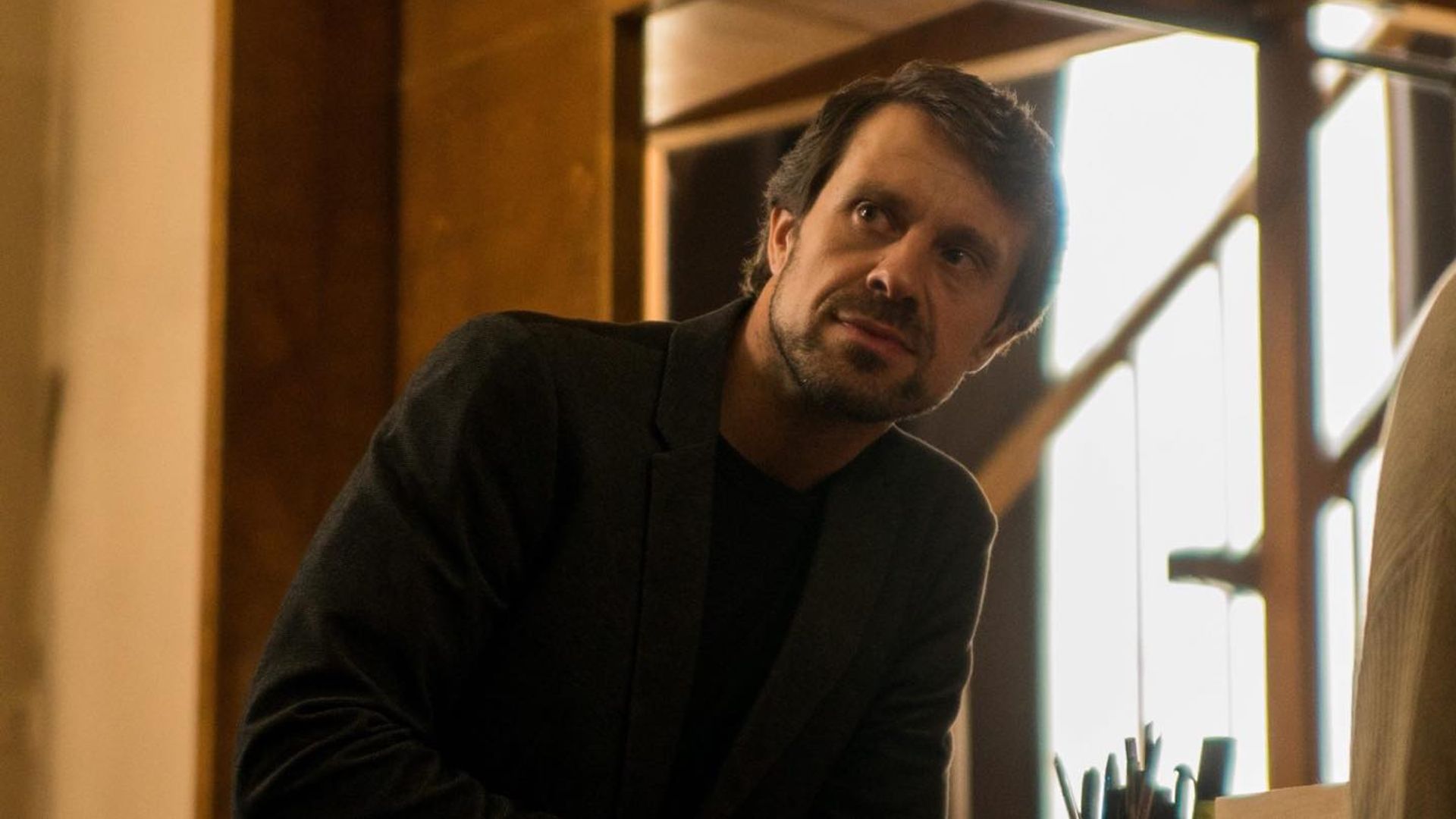 Сергей Перегудов, ракурс сбоку, тёмный фон