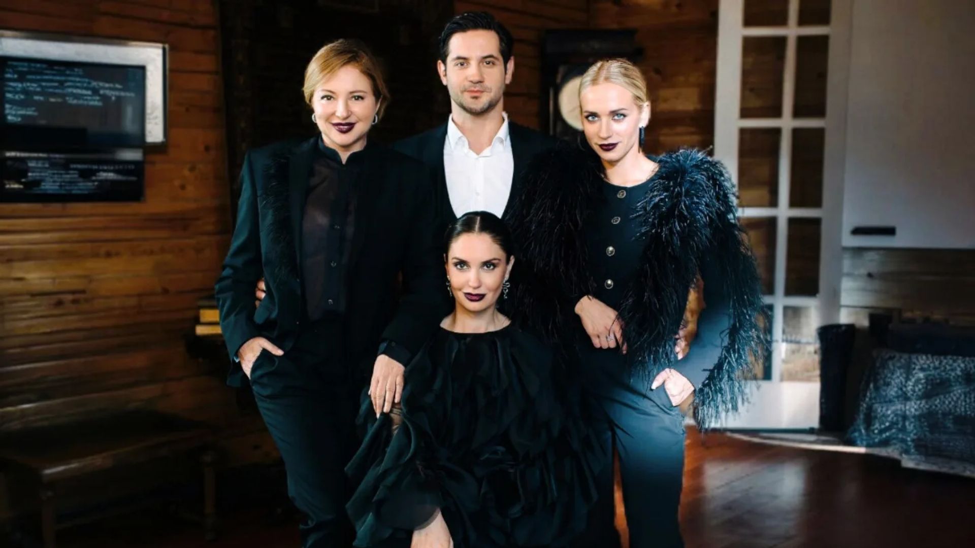 Марк Богатырев, Анна Банщикова, Агата Муцениеце и Валерия Астапова в чёрных нарядах позируют для группового фото