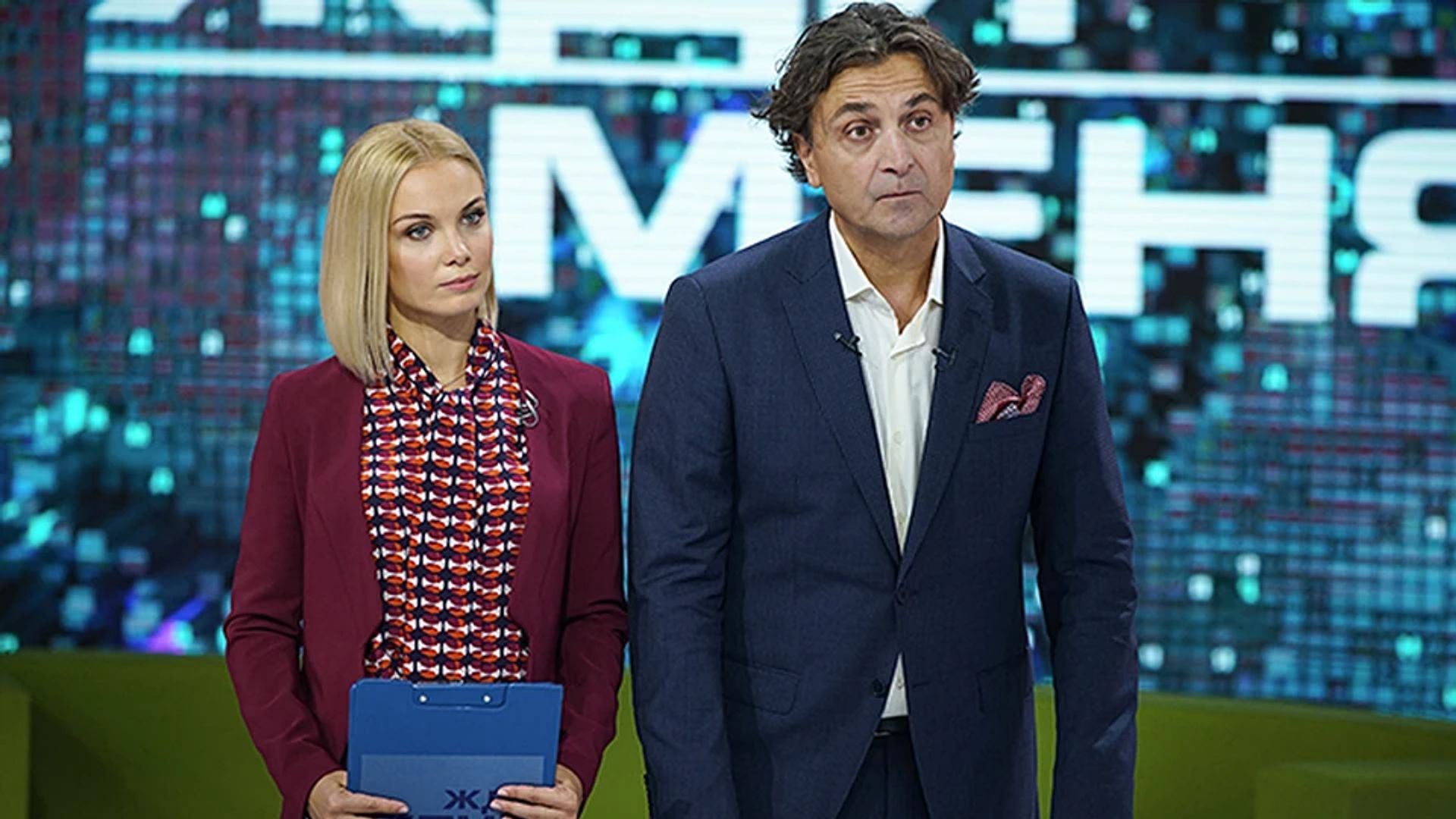 Татьяна Арнтгольц и Александр Лазарев строго смотрят в камеру