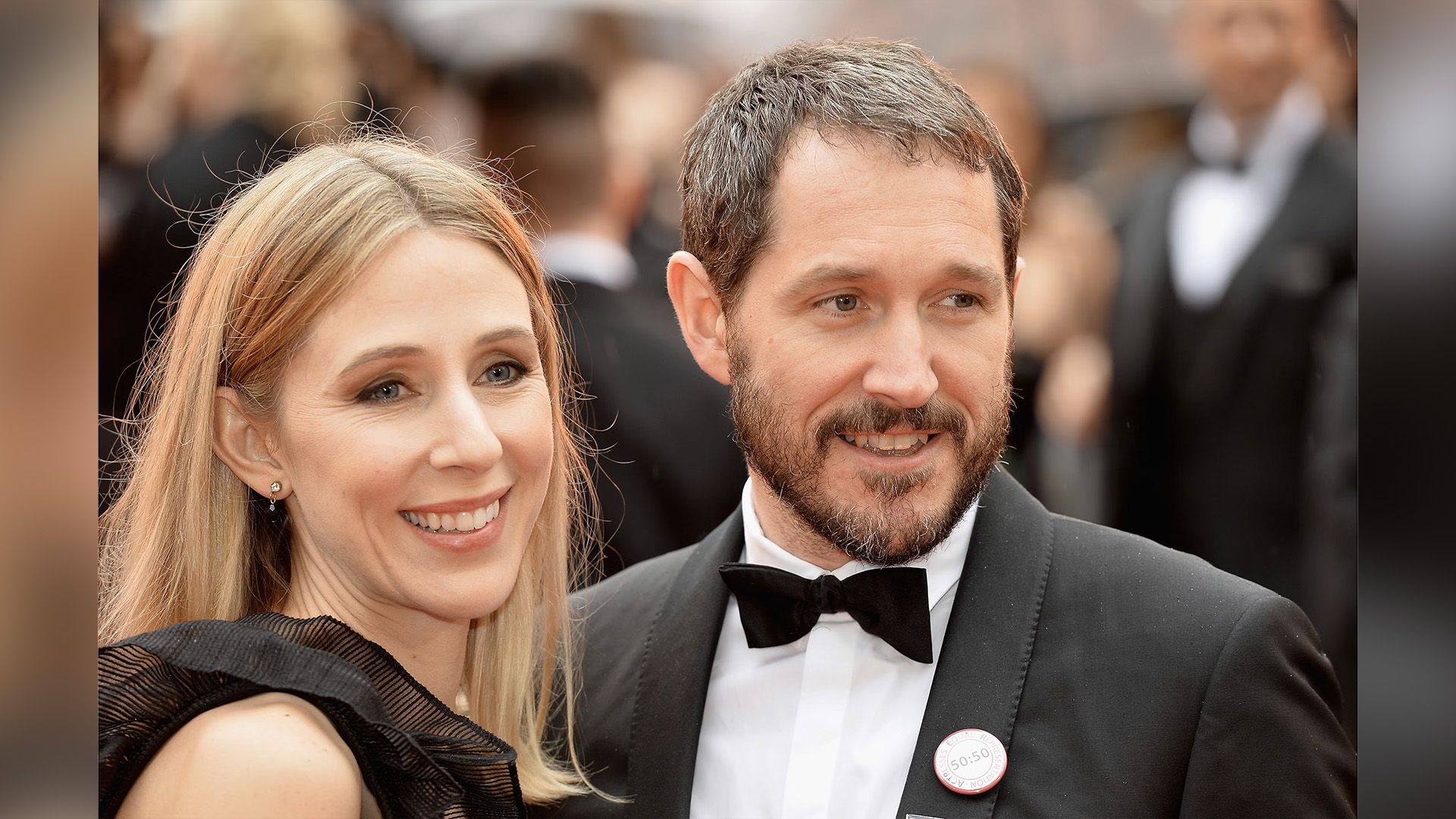 Берти Карвел в галстуке-бабочке и Салли Скотт в чёрном платье