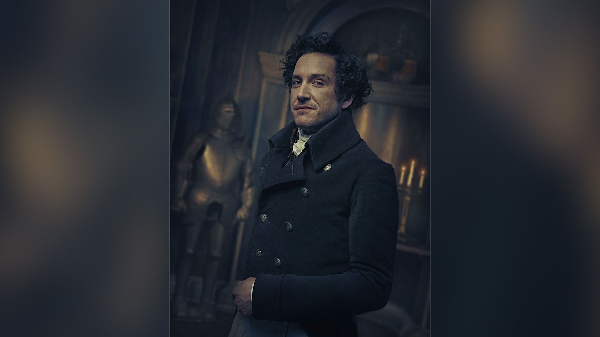 Берти Карвел с кудрявыми волосами, одетый в бархатное пальто викторианской эпохи