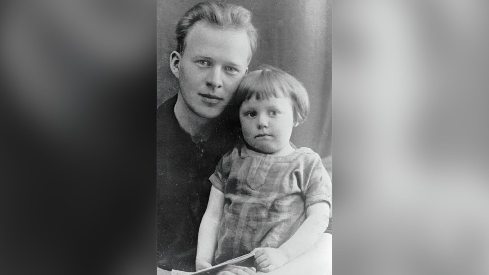 Аркадий Гайдар держит на руках маленького сына Тимура