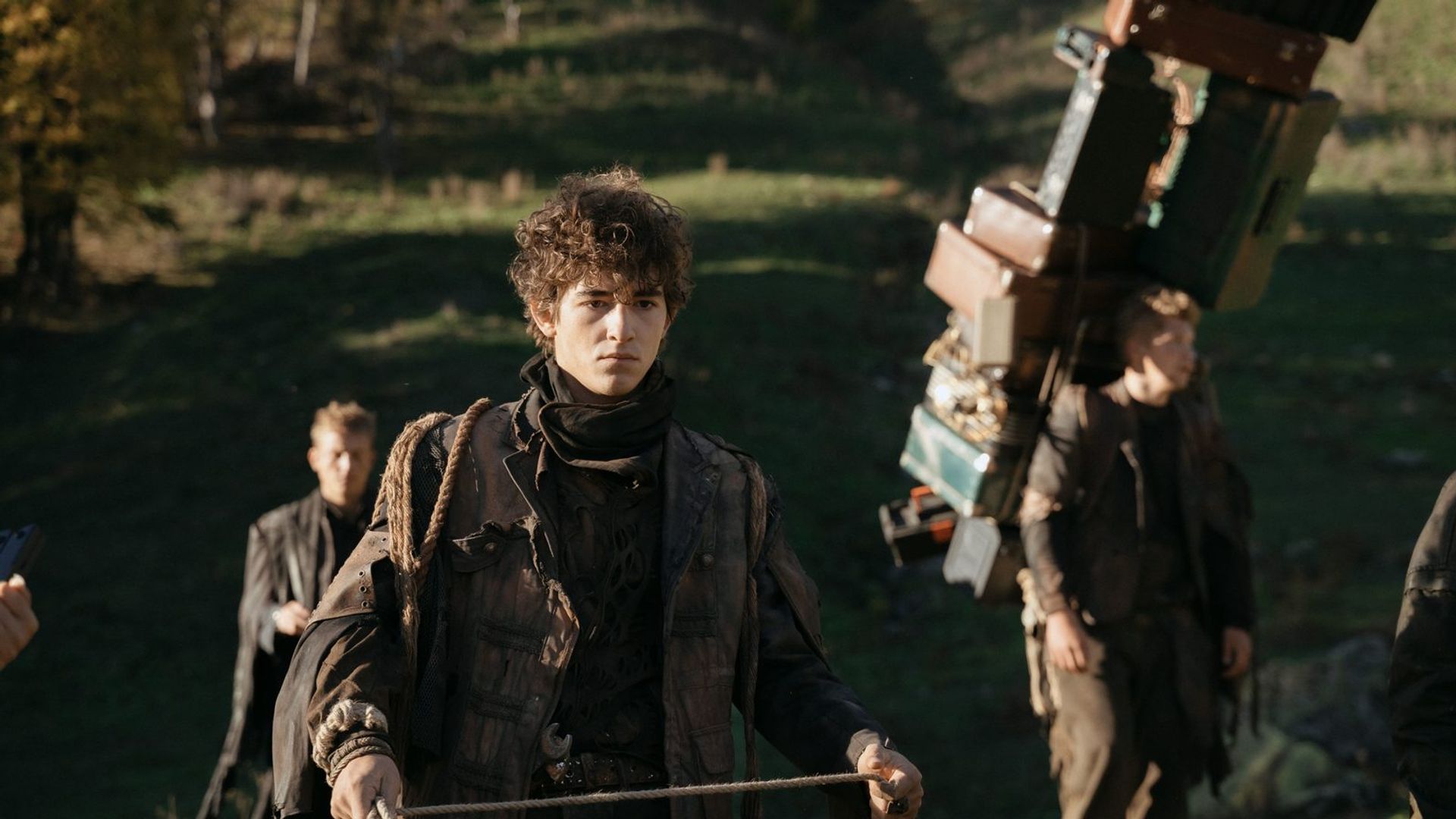 Артём Кошман в средневековом наряде идёт по полю