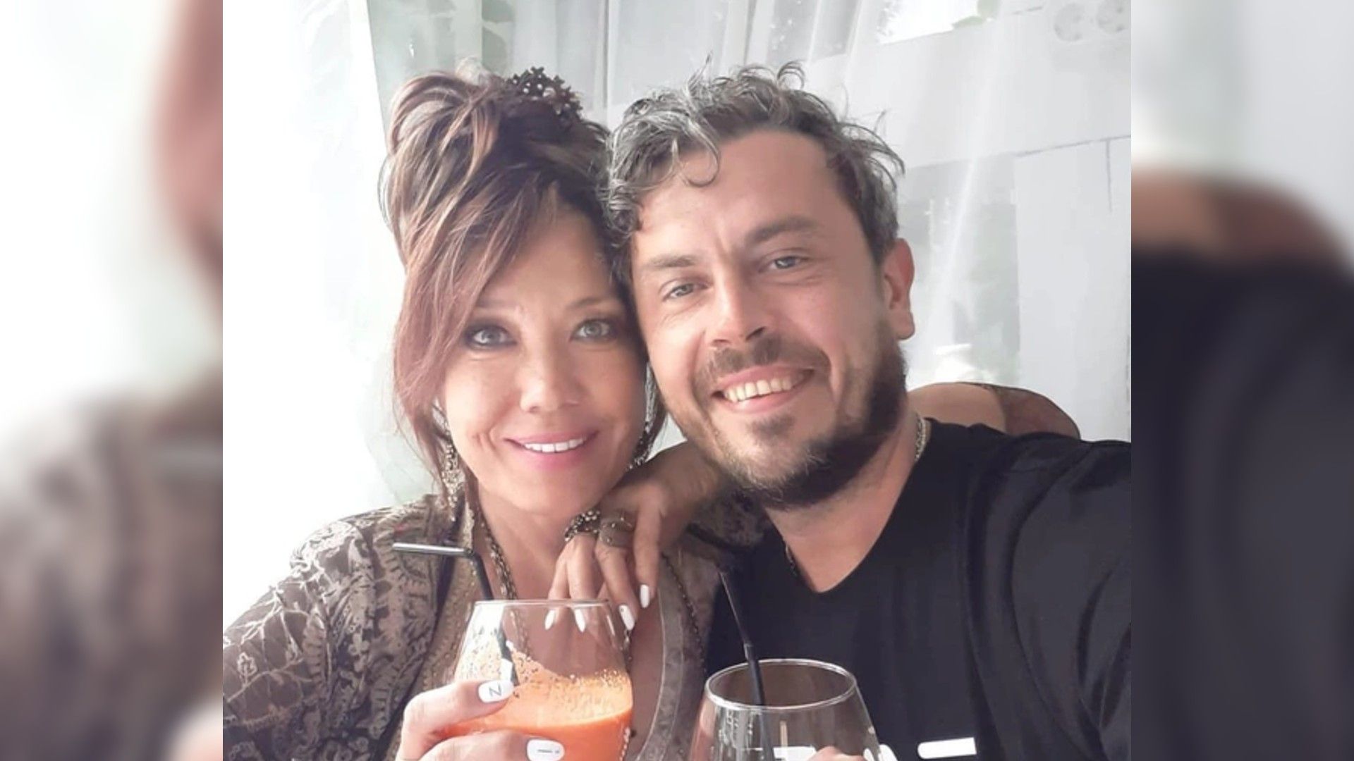 Азиза и Алессандро Лортэ сидят за столом в обнмику