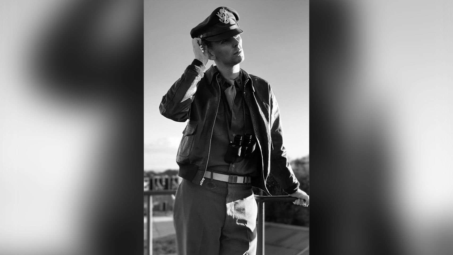 Эдвард Эшли в форме ВВС США времен Второй мировой войны с биноклем на шее