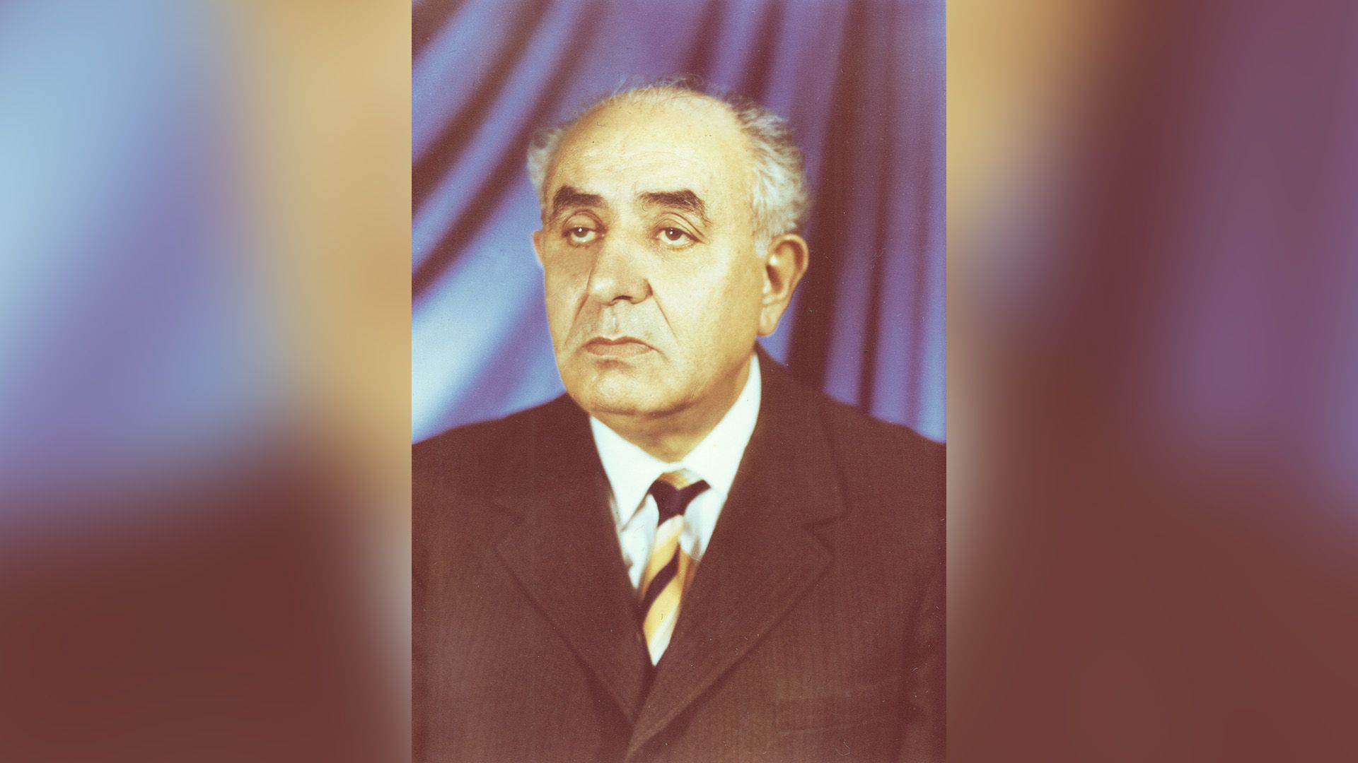 Портрет Ислама Ибрагимова в пиджаке и галстуке