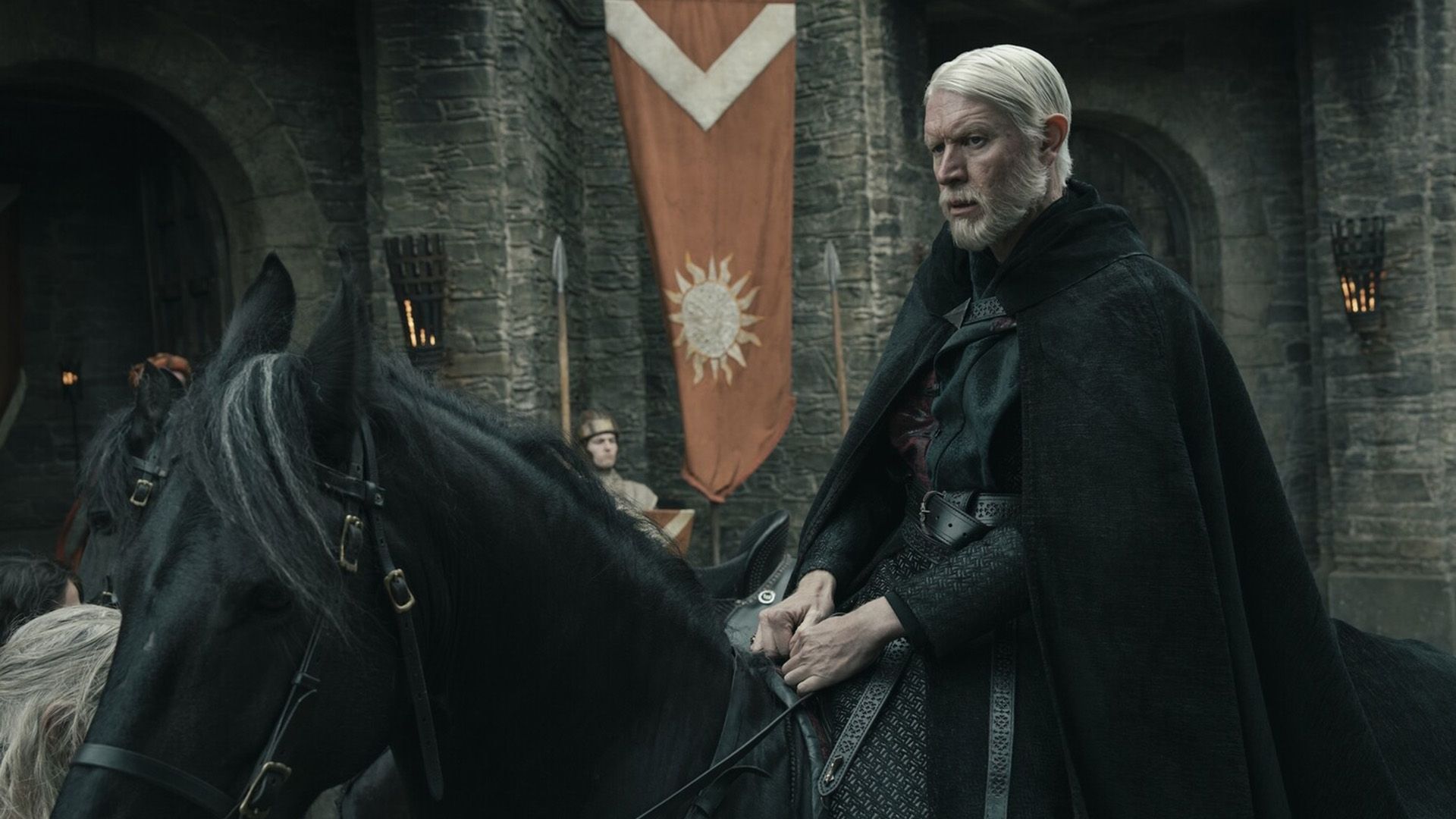 Сэм Спруэлл в черном плаще верхом на черной лошади