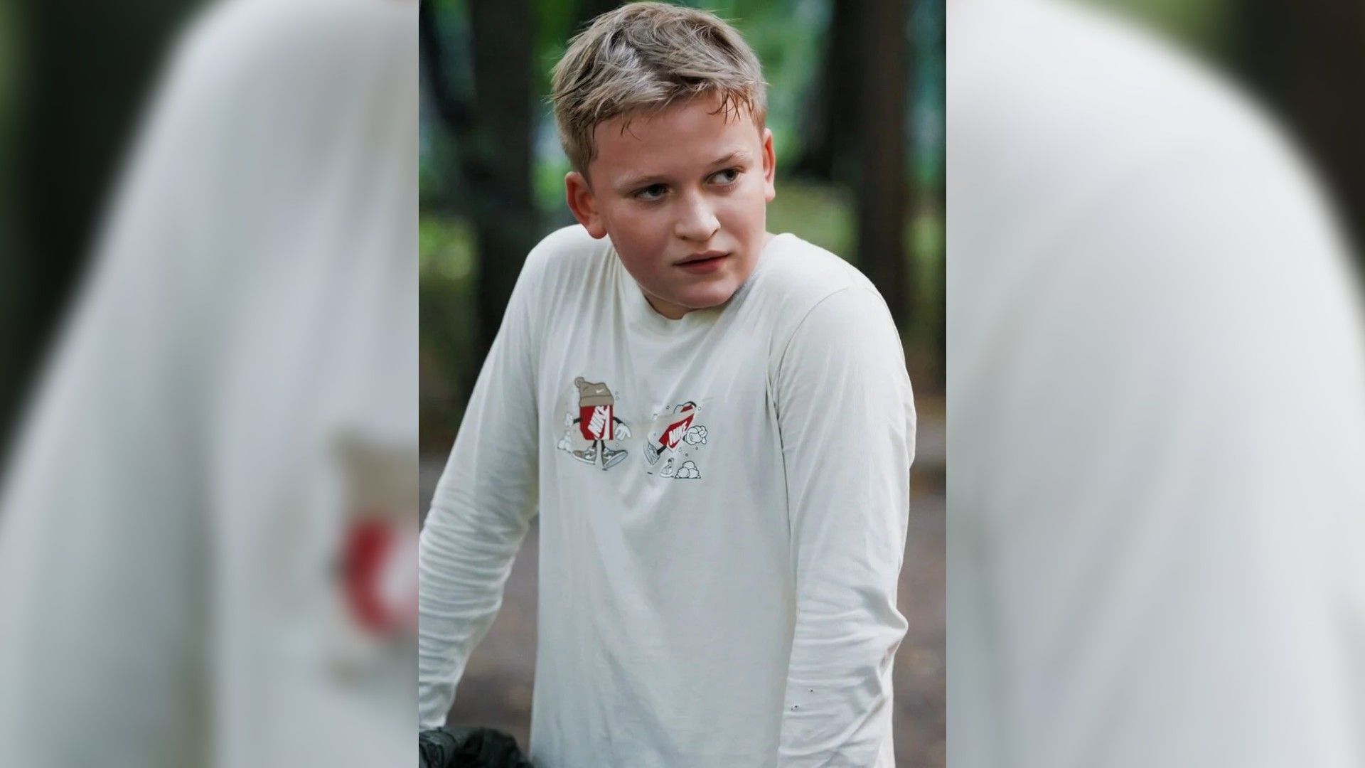Малчьик лет 12 в белой кофте
