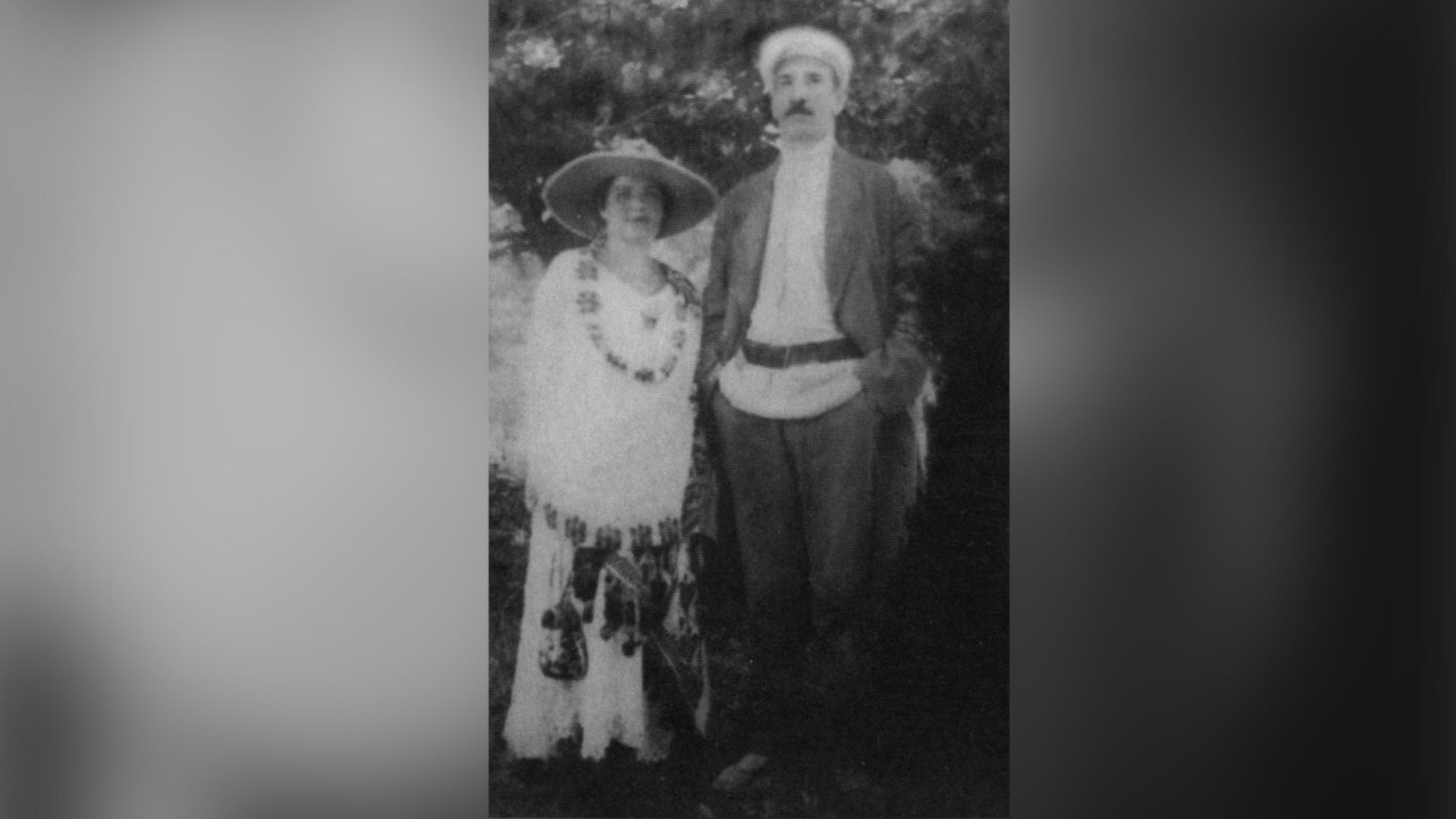 Александр Грин и его вторая жена Нина стоят в саду