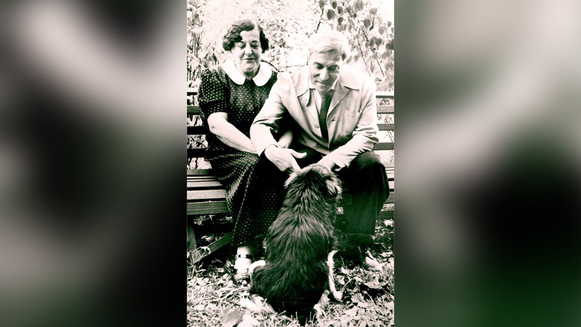 Борис Пастернак и Зинаида Нейгауз сидят на скамейке, Борис гладит собаку