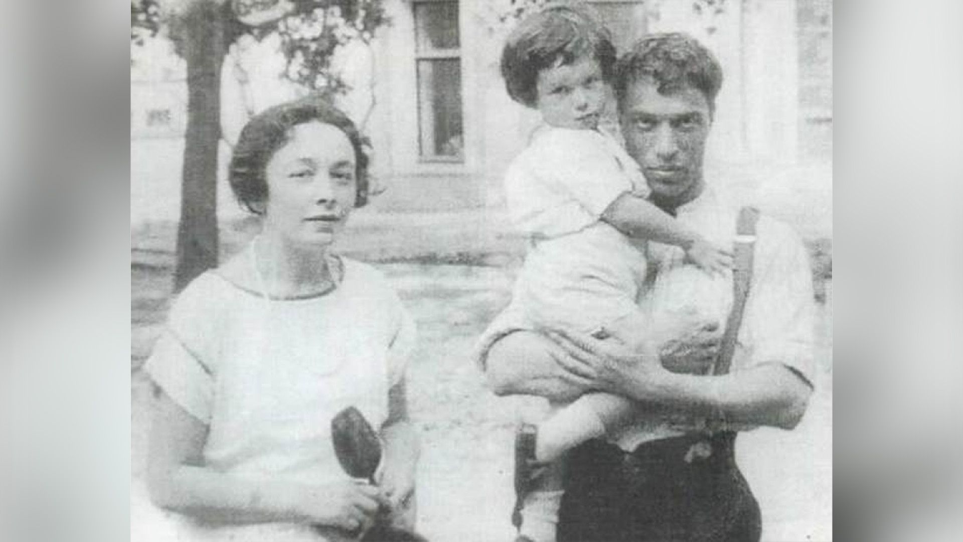 Борис Пастернак держит на руках маленького сына Евгения, рядом стоит его жена Евгения Лурье