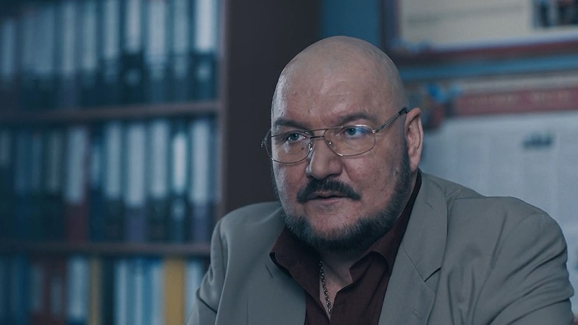 Бритый налысо Дмитрий Быковский-Ромашов в очках