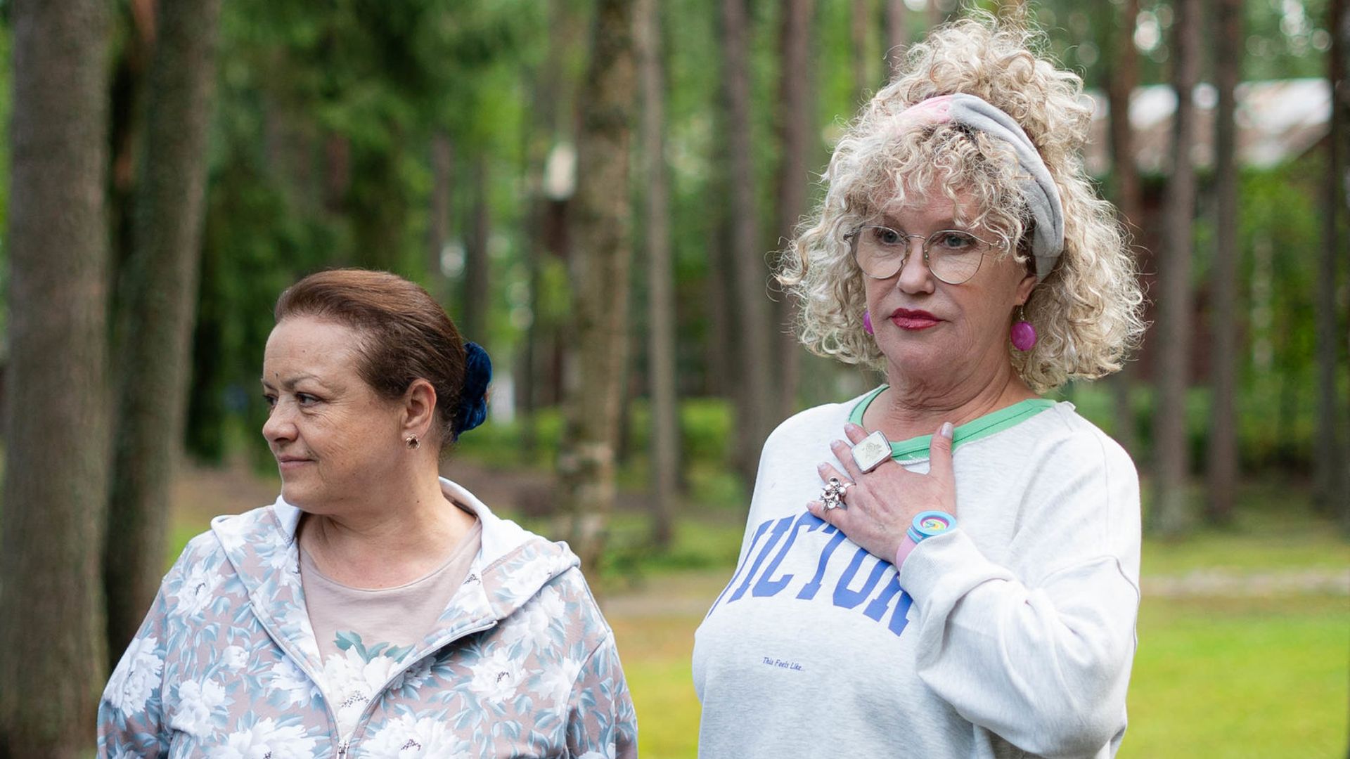 Елена Цыплакова и Ирина Розанова в повседневной одежде на фоне природы