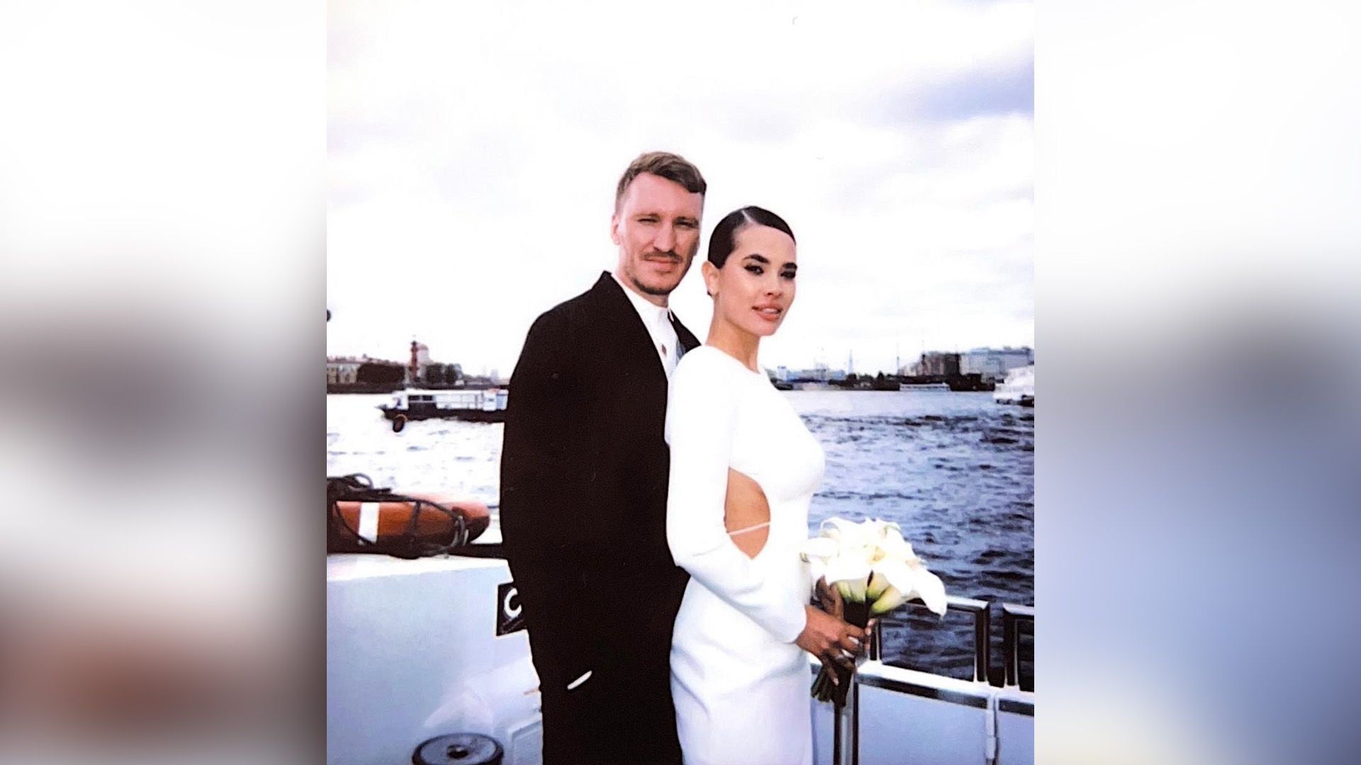 Илья Аксёнов в пиджаке и Анастасия Резник в свадебном платье