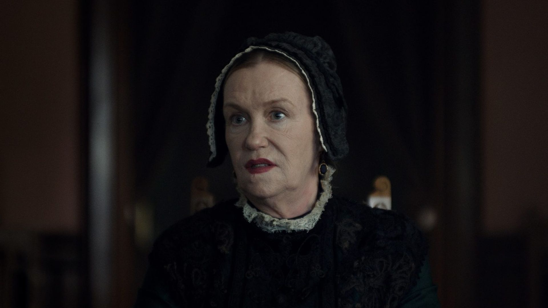 Ирина Розанова в чепце и кофте с высоким воротником