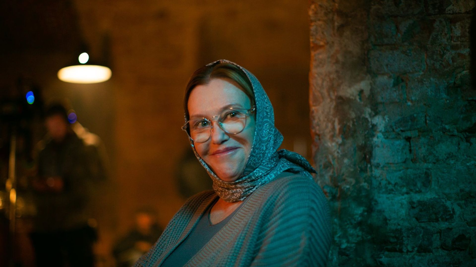 Ирина Розанова в платочке улыбается на камеру