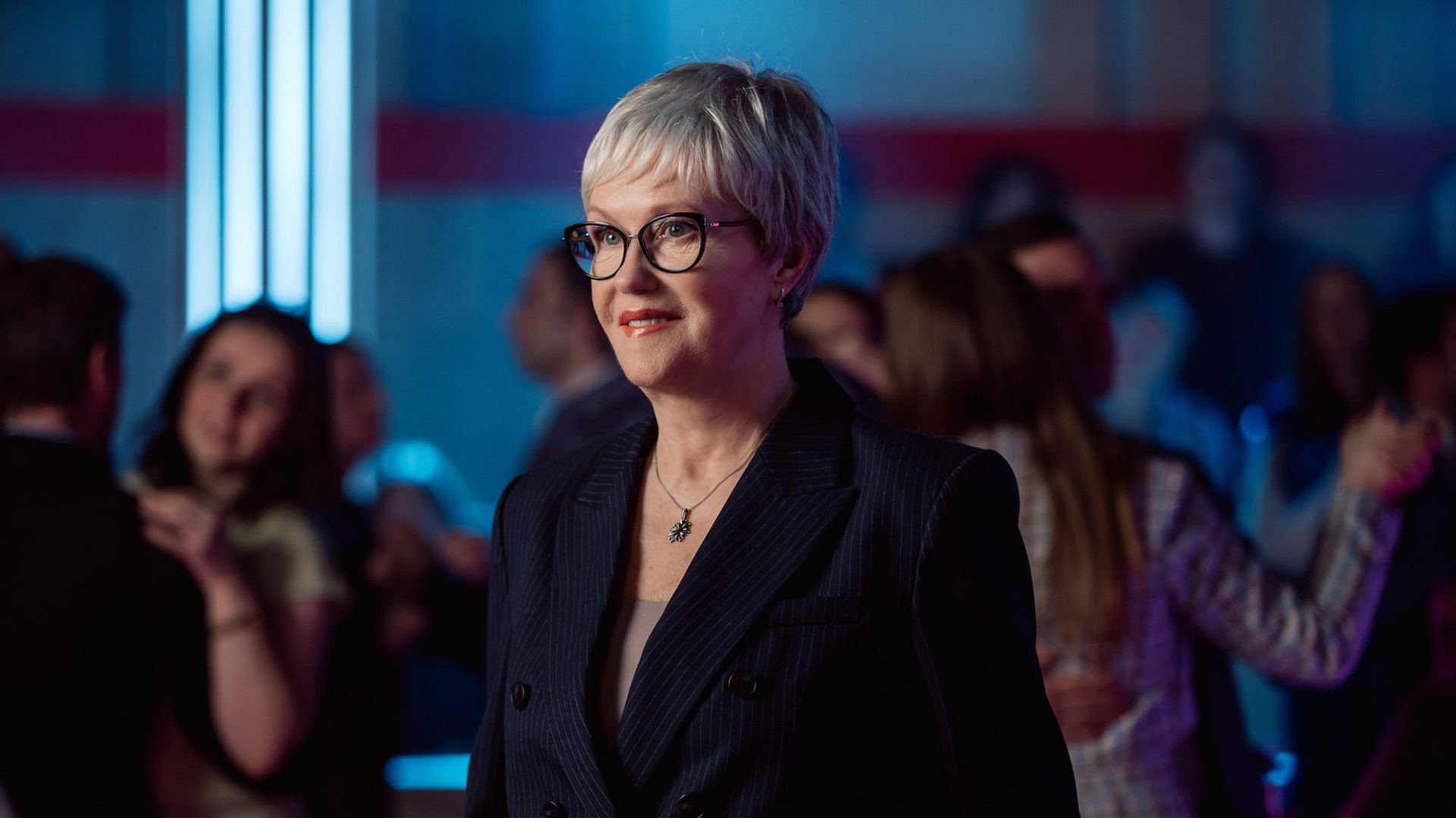 Ирина Розанова в строгом костюме и с короткой стрижкой