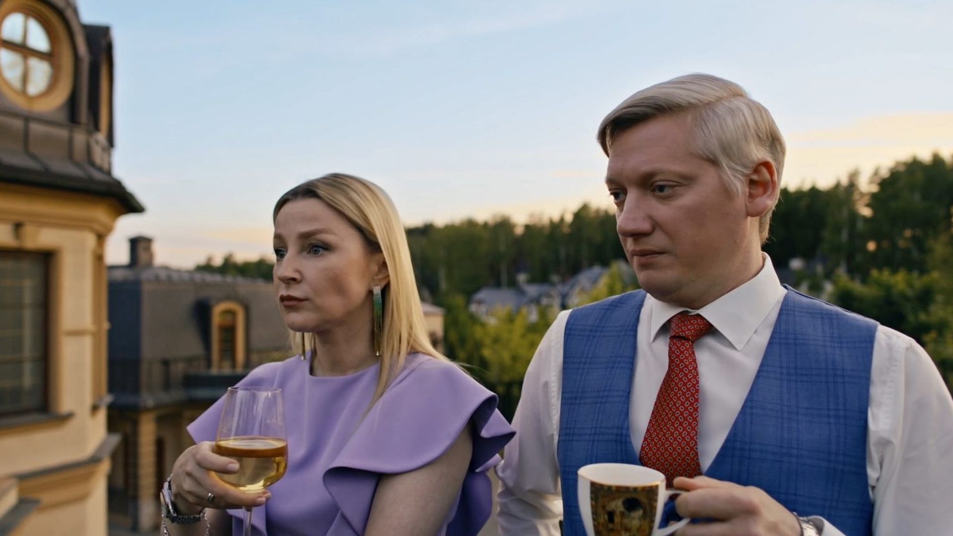 Ольга Медынич и Павел Ворожцов с бокалами с руках стоят на улице