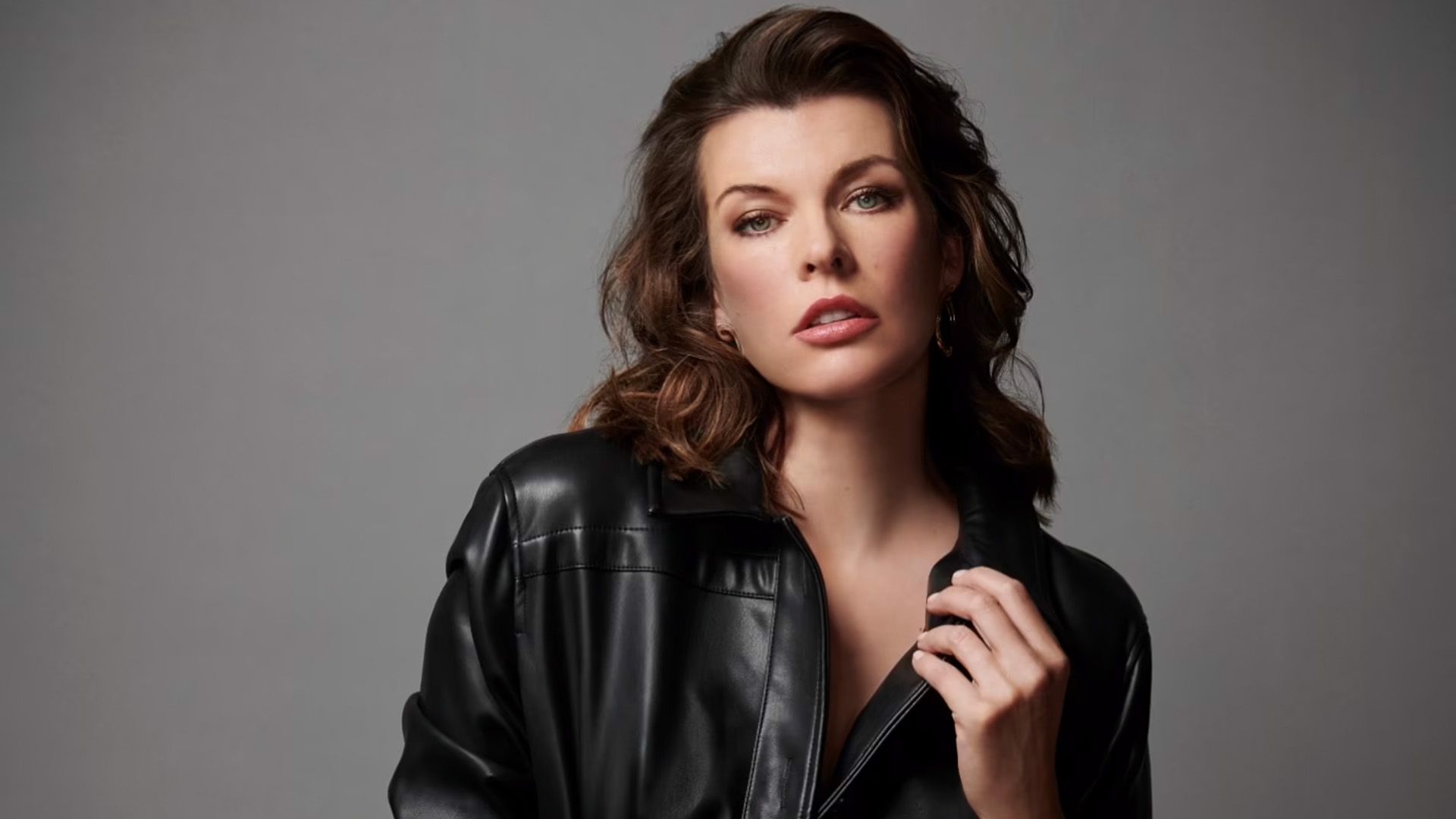 Актриса Милла Йовович позирует в чёрной кожаной куртке
