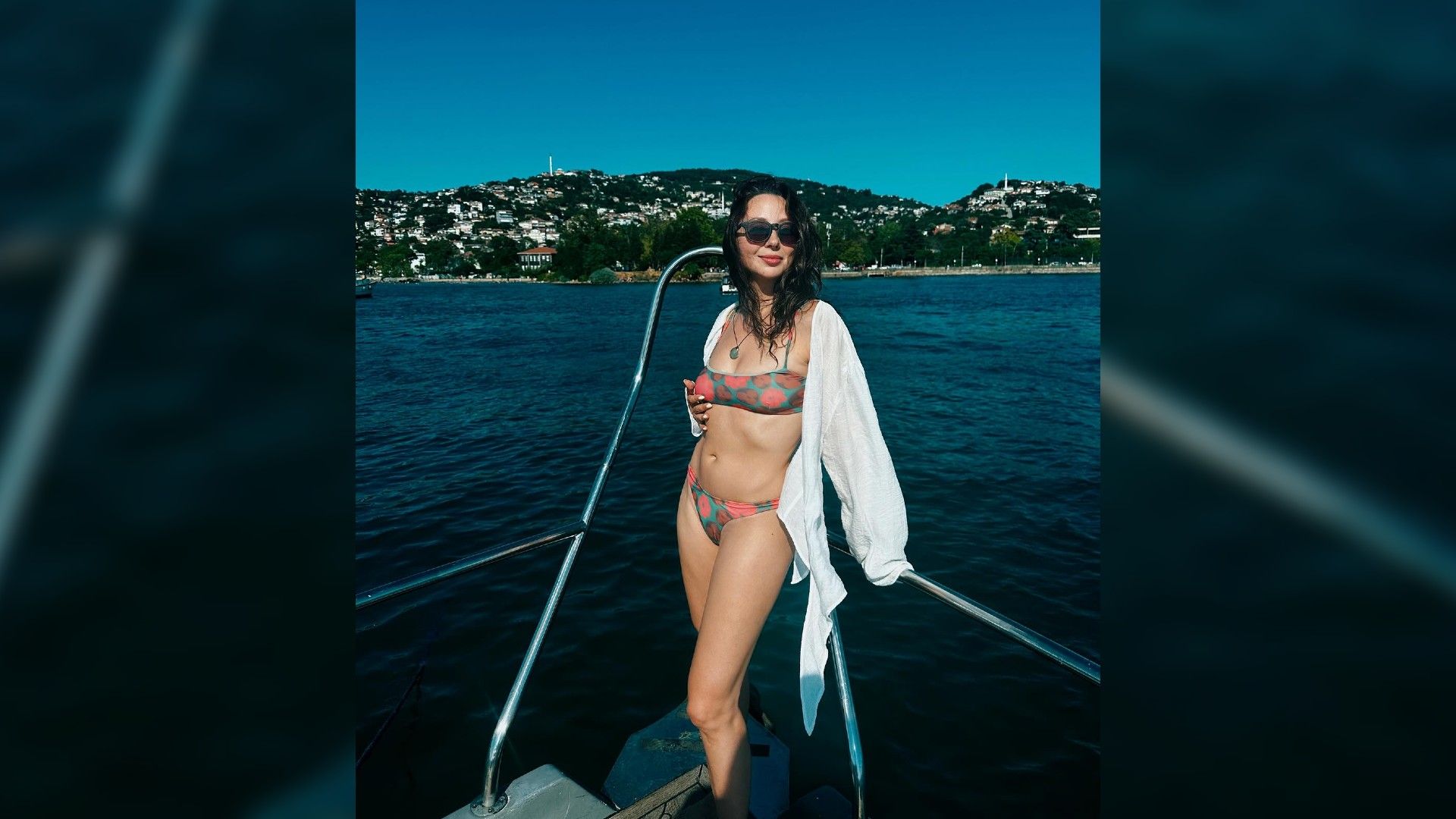 Елизавета Туктамышева в купальнике и парео позирует на корме яхты