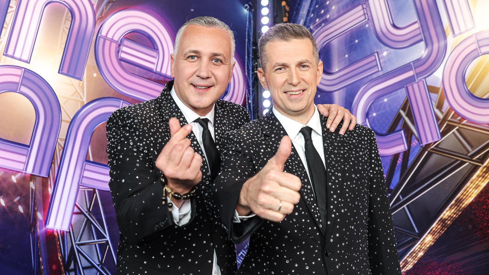 Илья Зудин и Илья Дуров показывают жест сердечко и большой палец